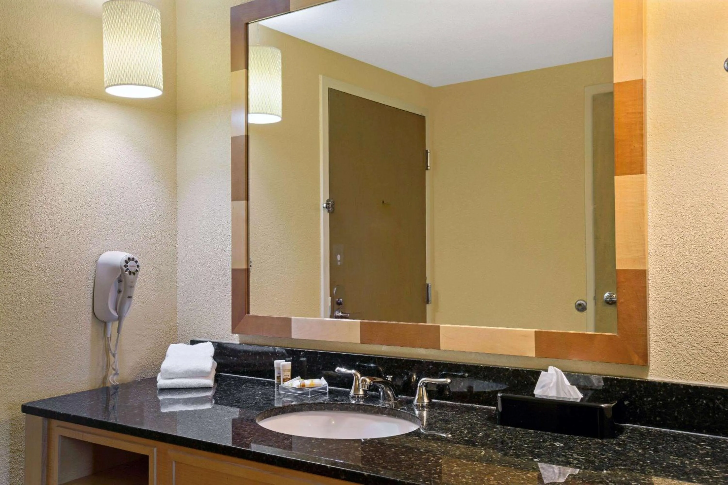 Bathroom in La Quinta Inn & Suites by Wyndham Sunrise