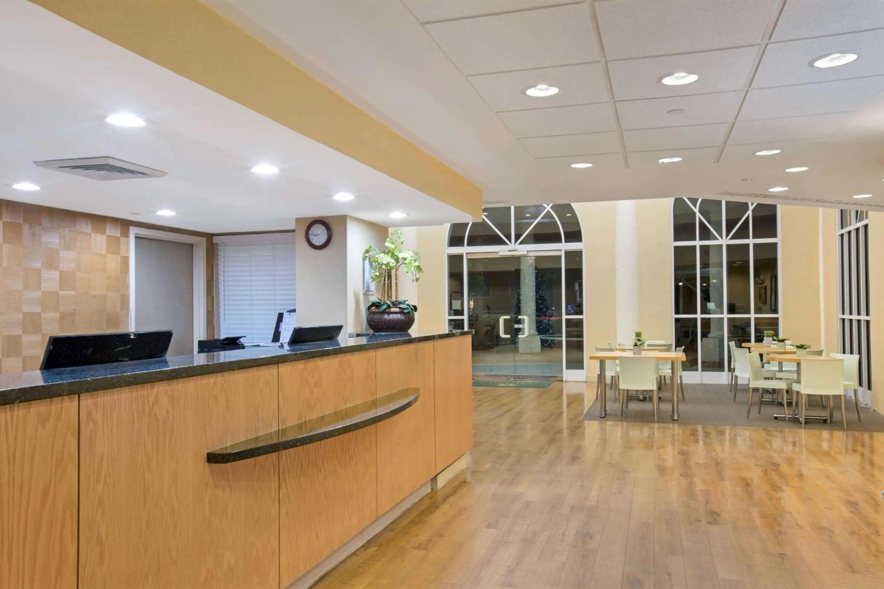 Lobby or reception in La Quinta Inn & Suites by Wyndham Sunrise