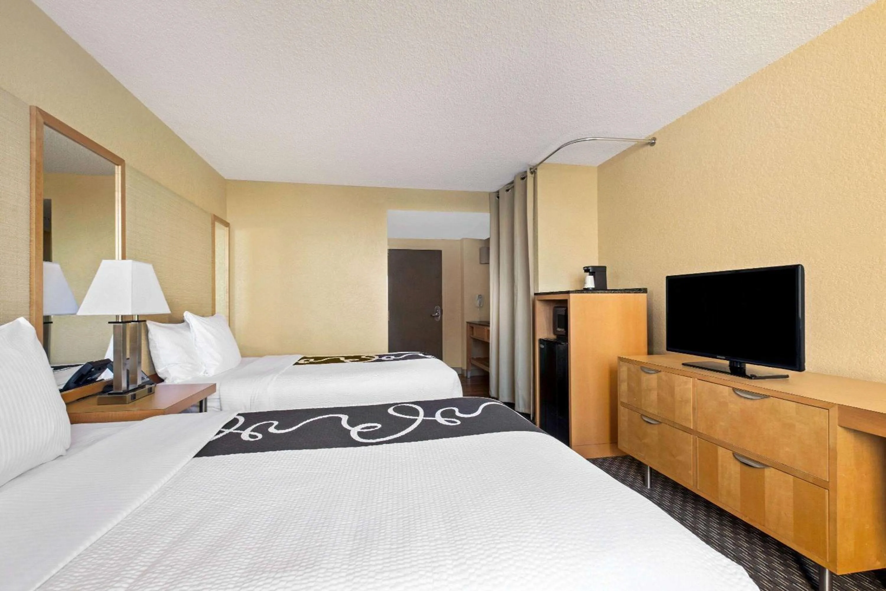 Photo of the whole room, Bed in La Quinta Inn & Suites by Wyndham Sunrise