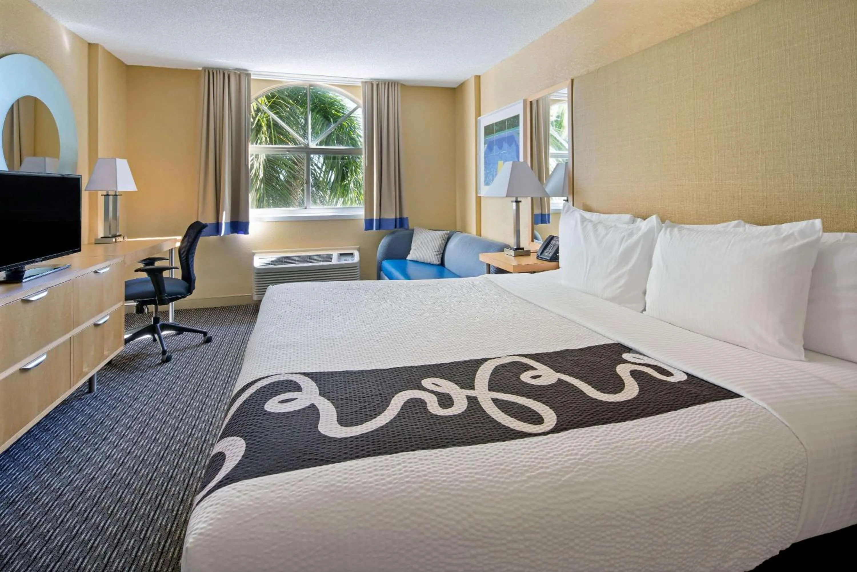 Photo of the whole room, Bed in La Quinta Inn & Suites by Wyndham Sunrise