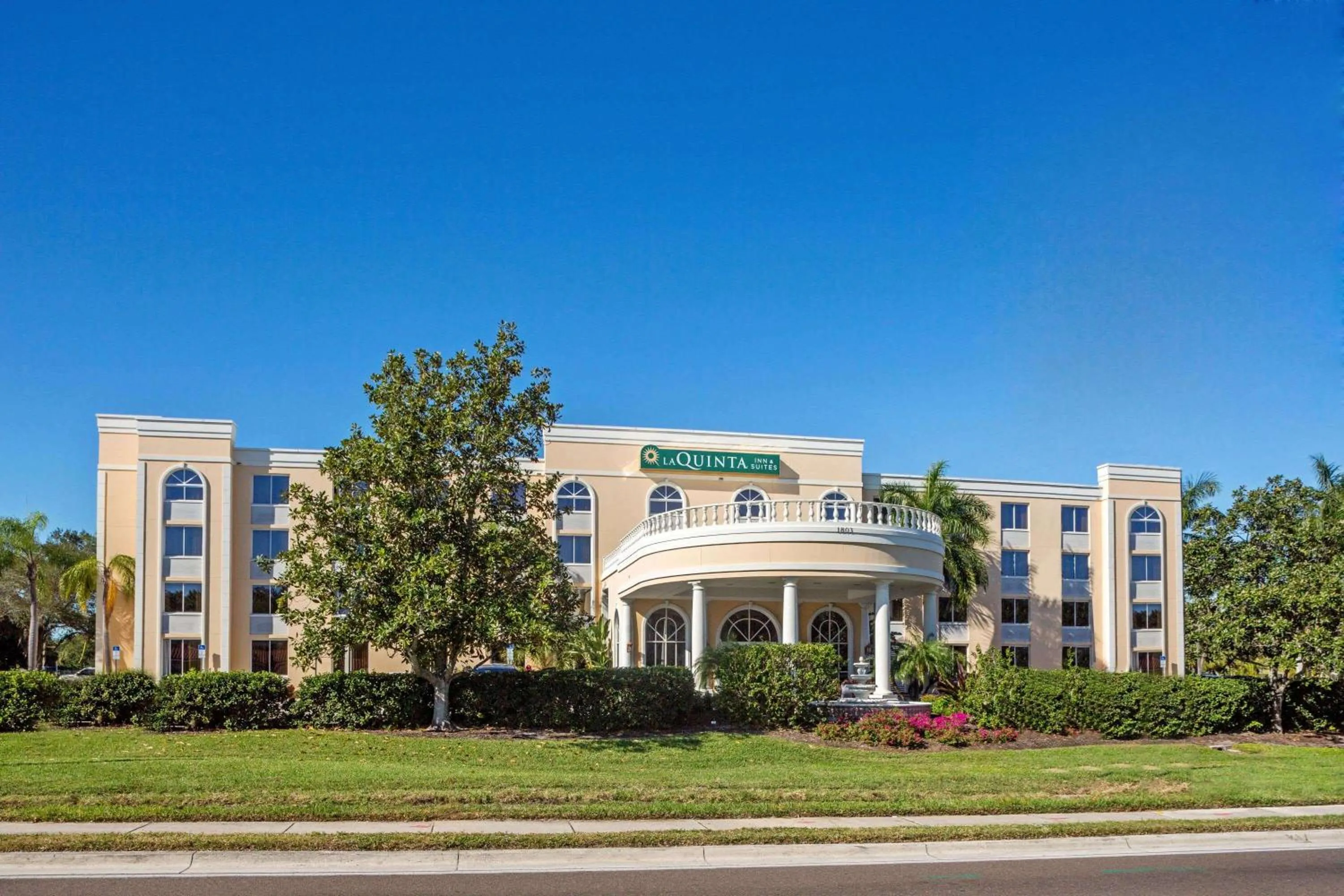 Property building in La Quinta by Wyndham Sarasota Downtown