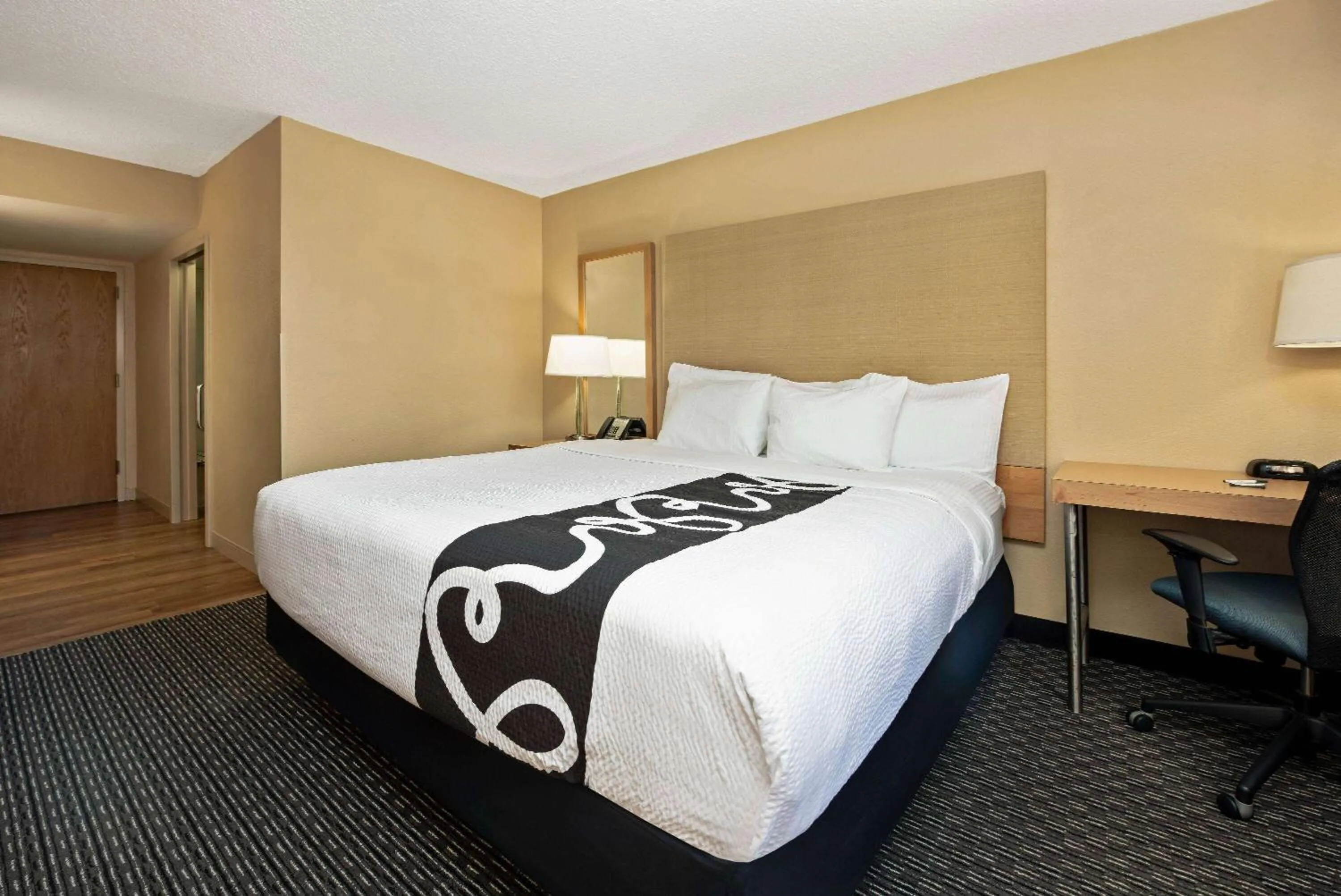 Photo of the whole room, Bed in La Quinta by Wyndham West Palm Beach Airport