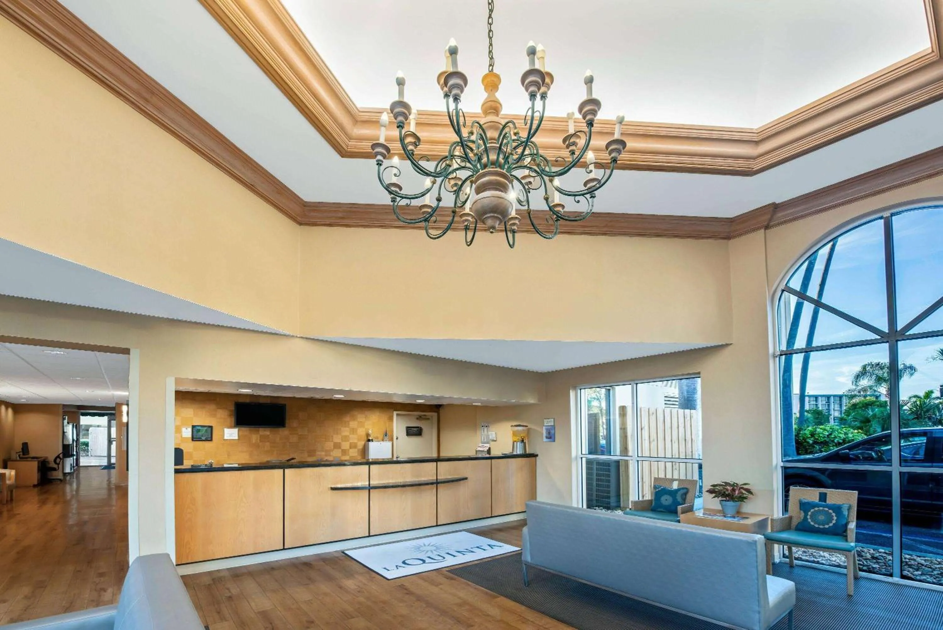 Lobby or reception in La Quinta by Wyndham West Palm Beach Airport