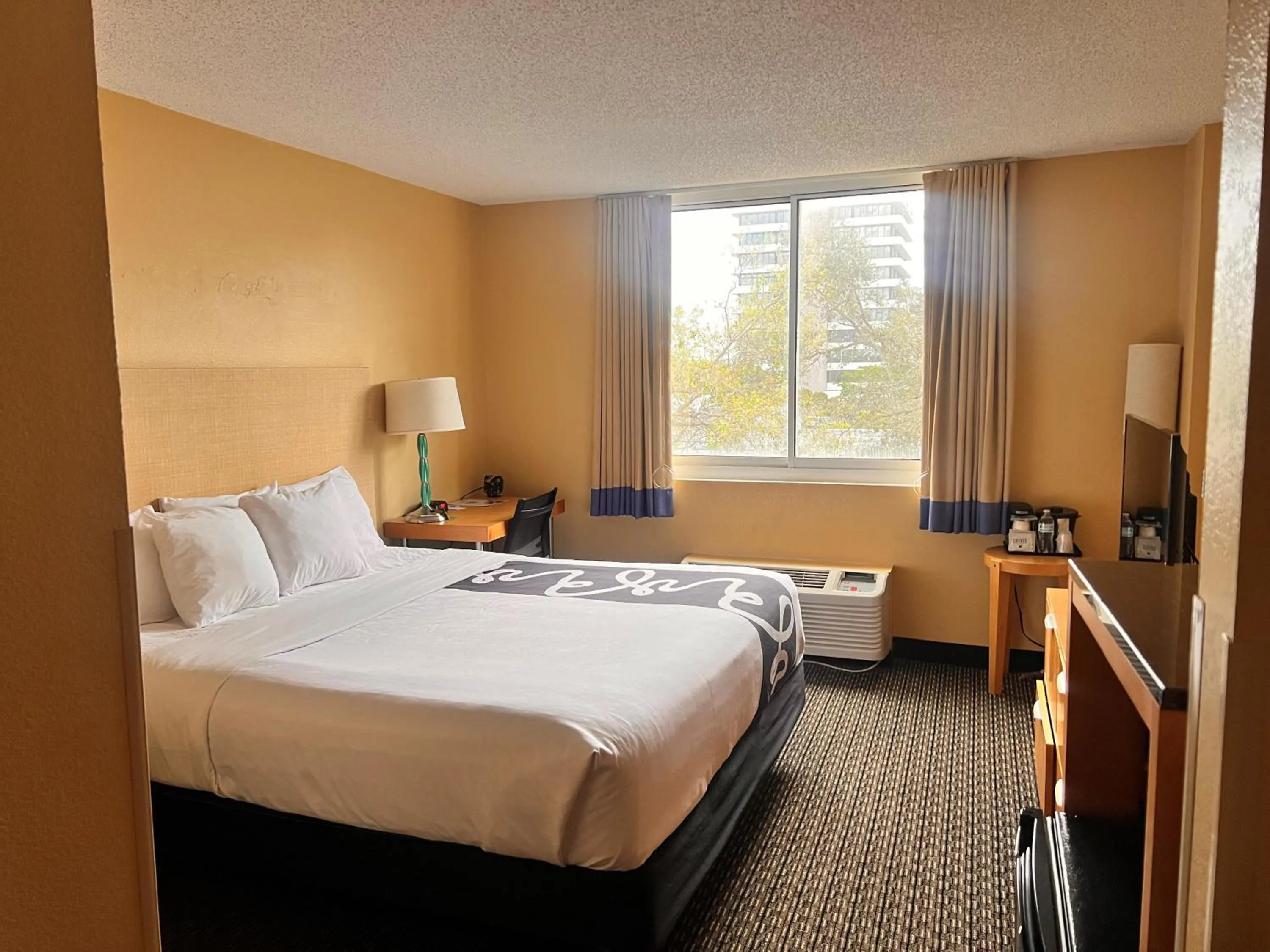 Bedroom, Bed in La Quinta by Wyndham West Palm Beach Airport