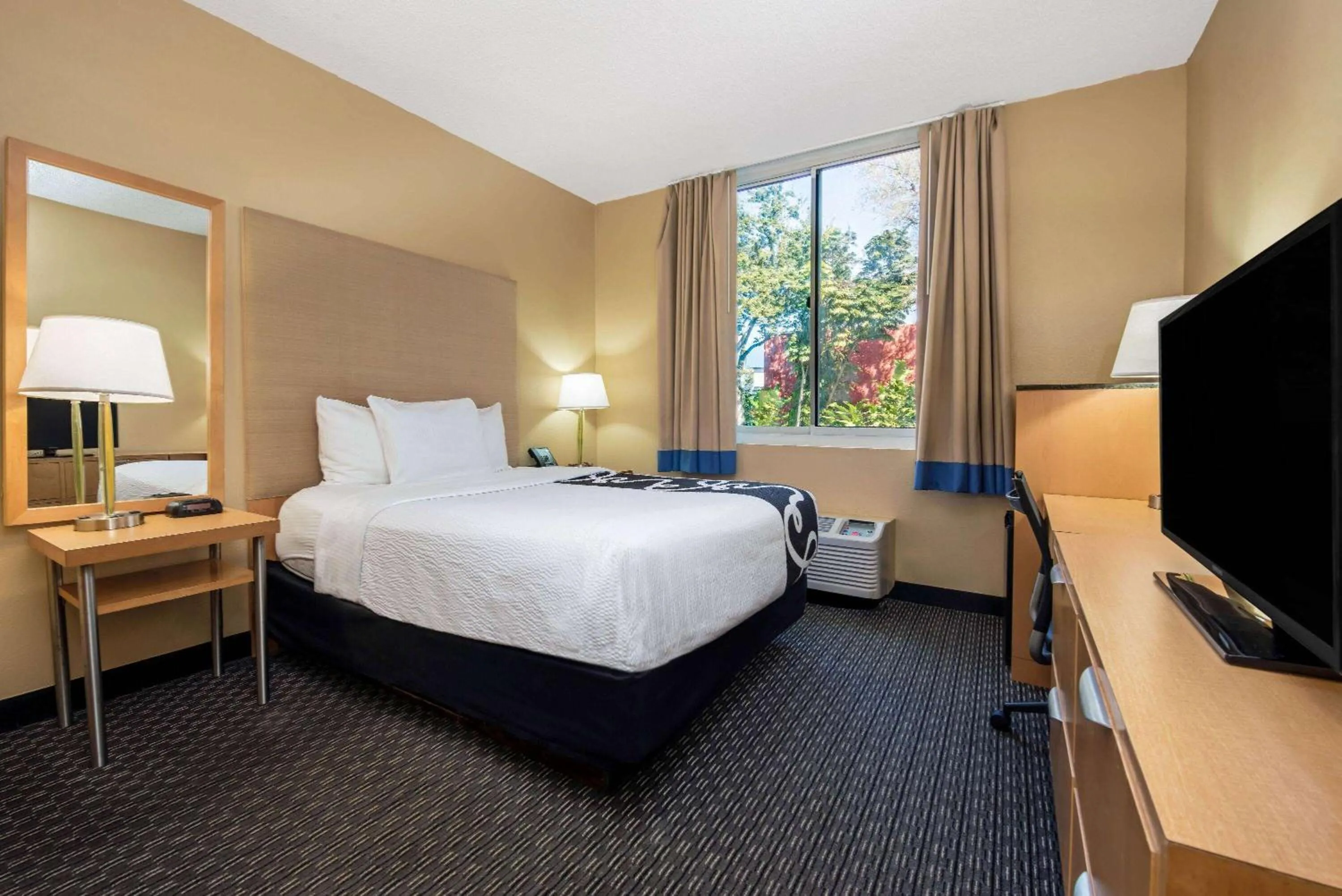 Photo of the whole room, Bed in La Quinta by Wyndham West Palm Beach Airport