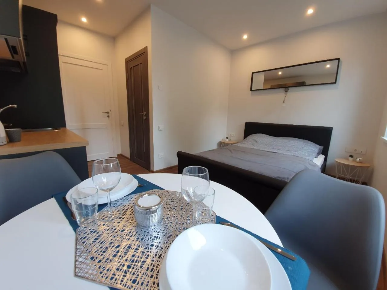 Photo of the whole room, Bed in Oak house apartments