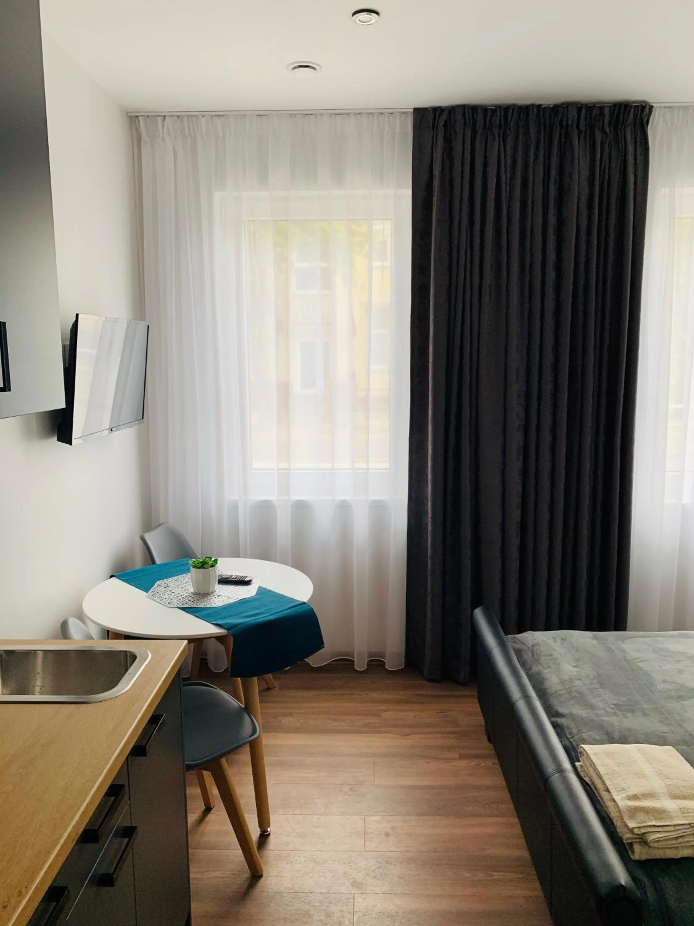 Dining area, Bed in Oak house apartments