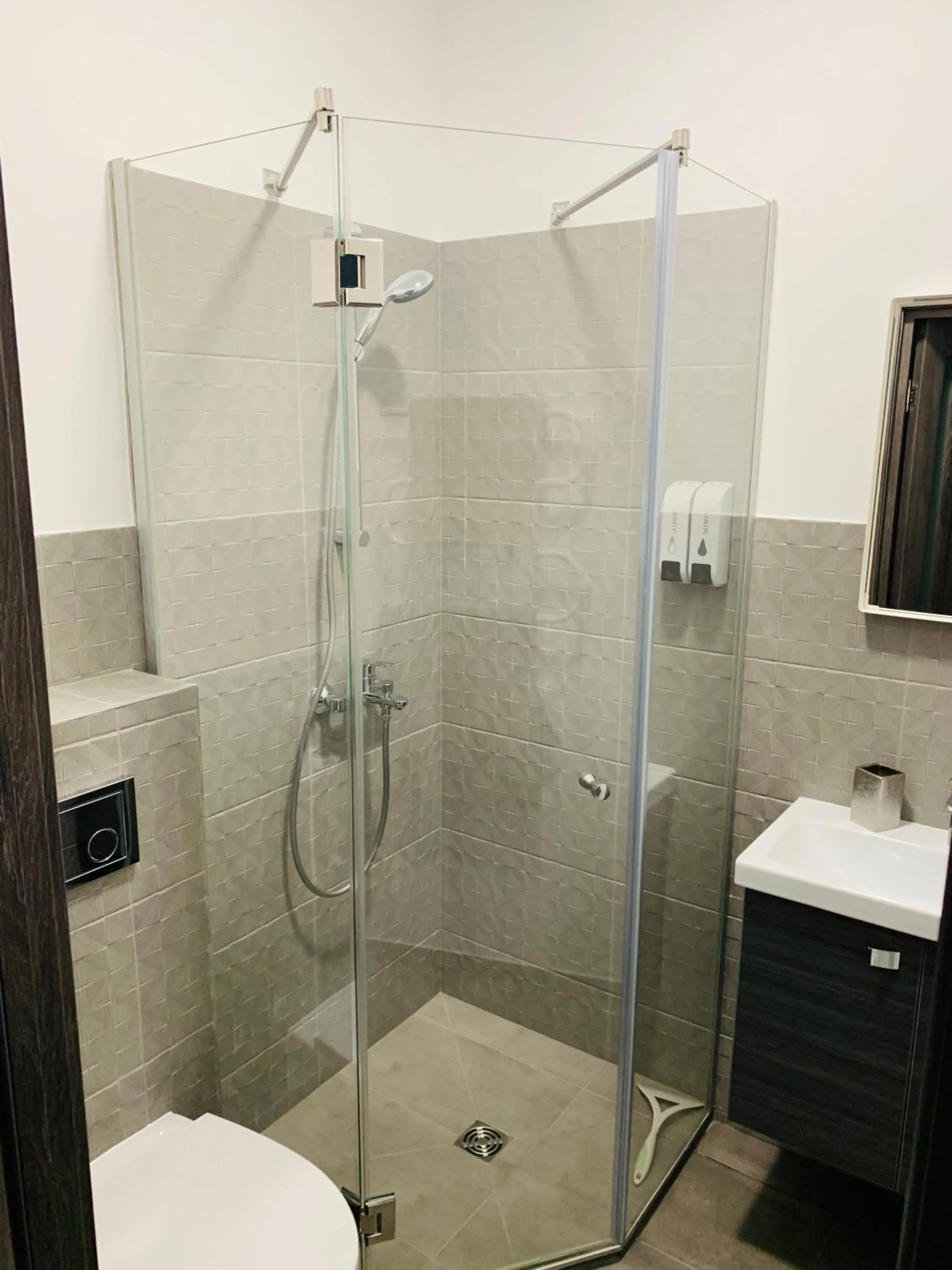 Shower in Oak house apartments