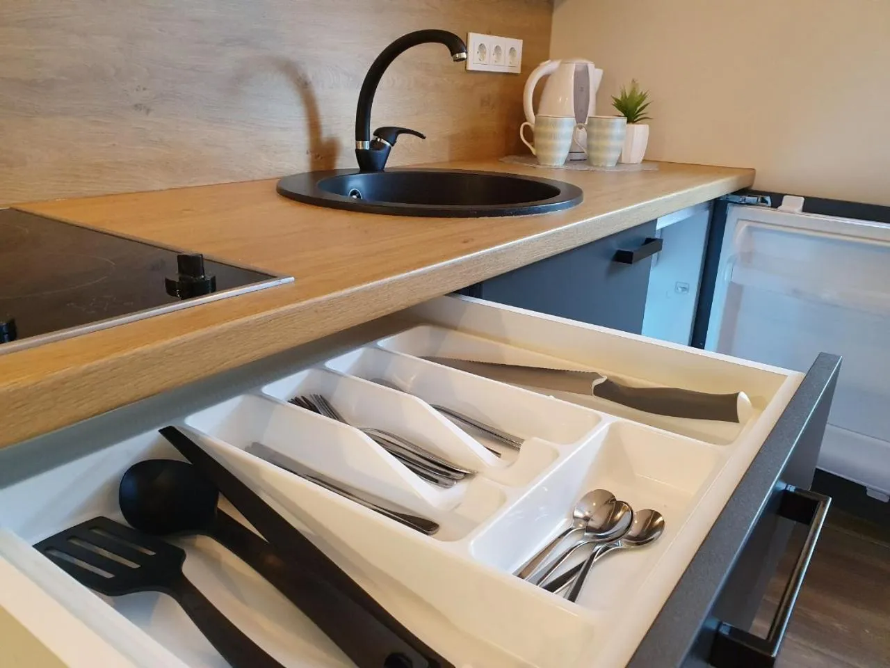 Kitchen or kitchenette in Oak house apartments