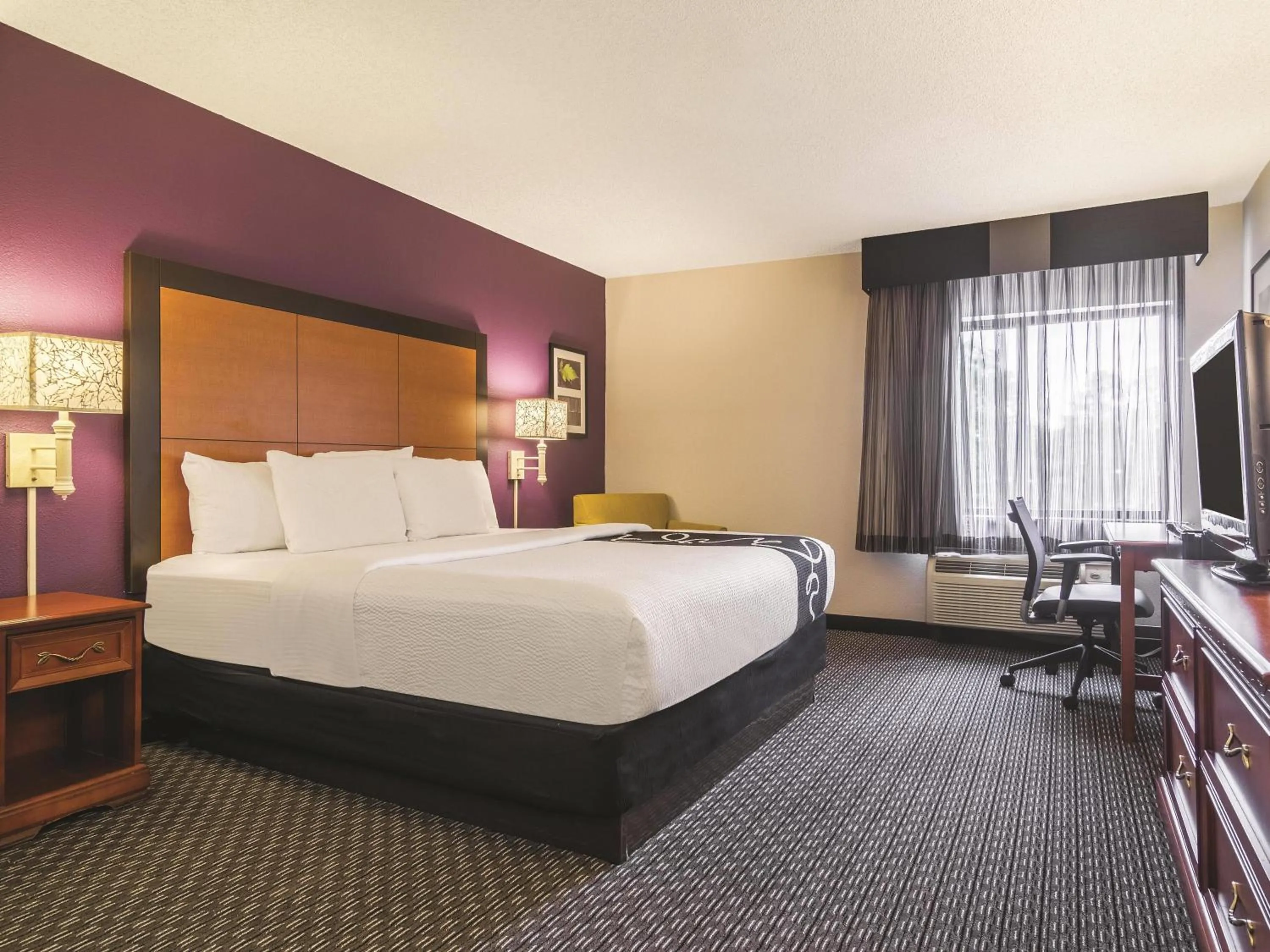 Photo of the whole room, Bed in Wingate by Wyndham Brunswick GA I-95