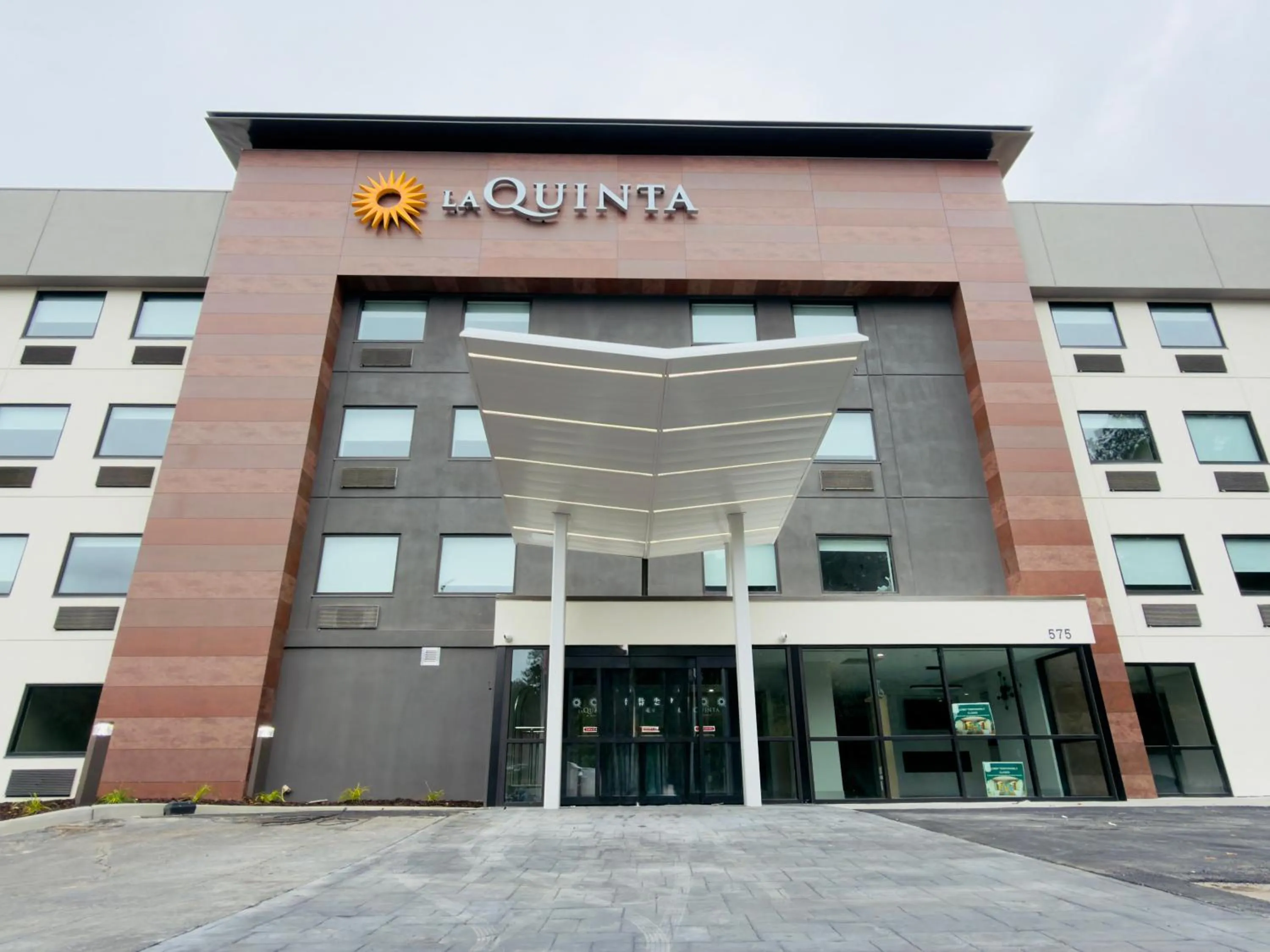 Property building in La Quinta by Wyndham Atlanta Roswell