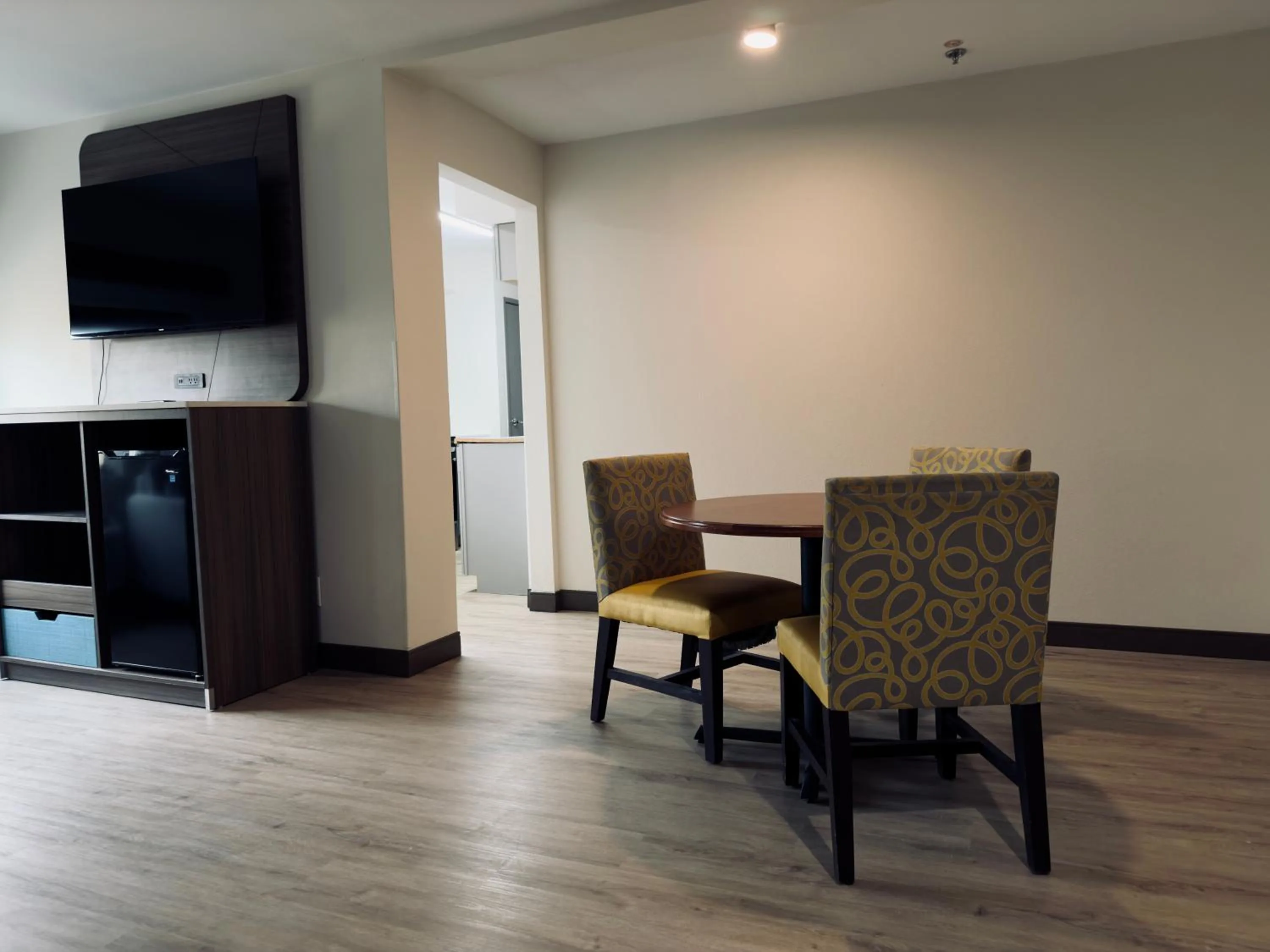 Living room in La Quinta by Wyndham Atlanta Roswell