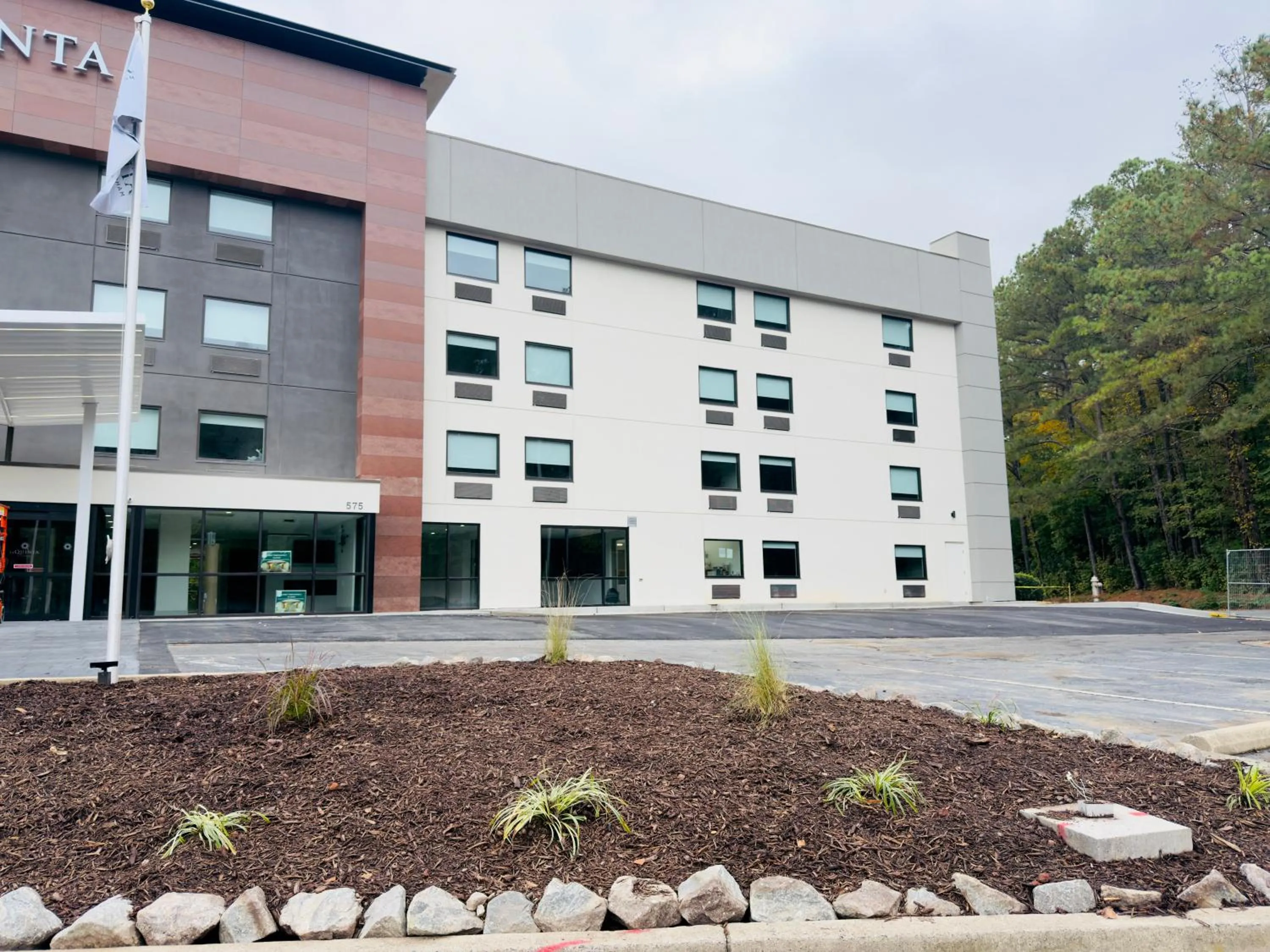 Property building in La Quinta by Wyndham Atlanta Roswell