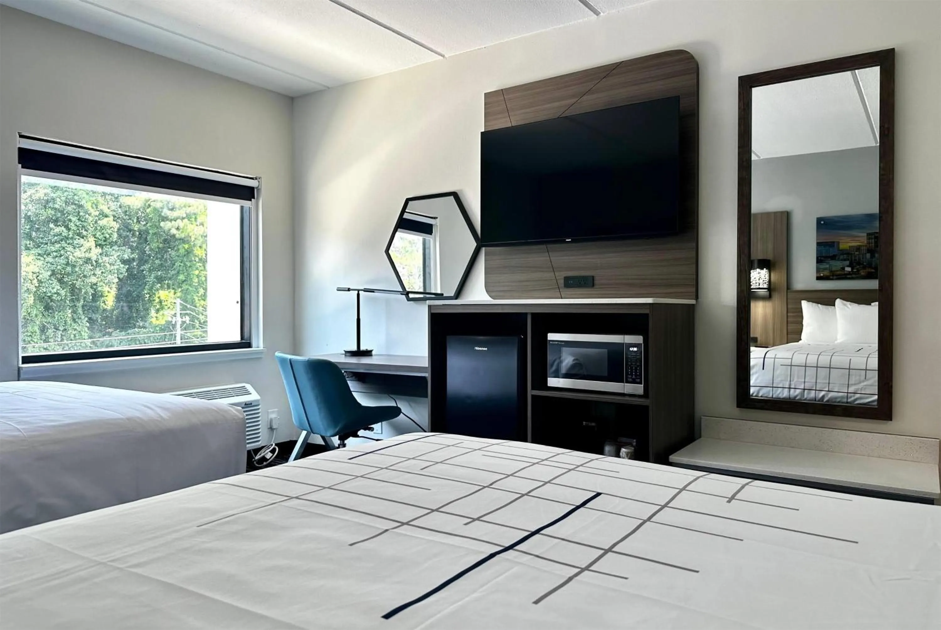 Photo of the whole room, Bed in La Quinta by Wyndham Atlanta Roswell