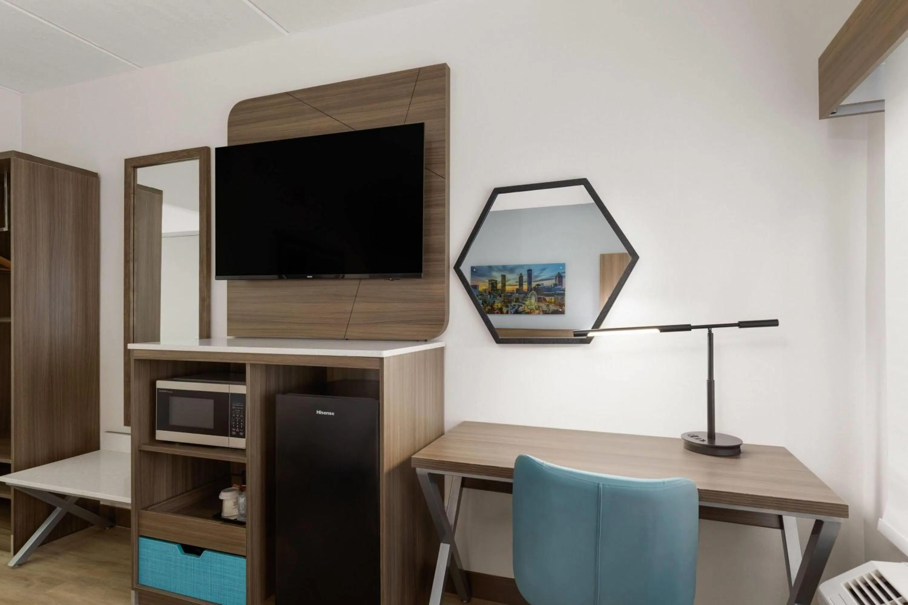 Photo of the whole room in La Quinta by Wyndham Atlanta Roswell