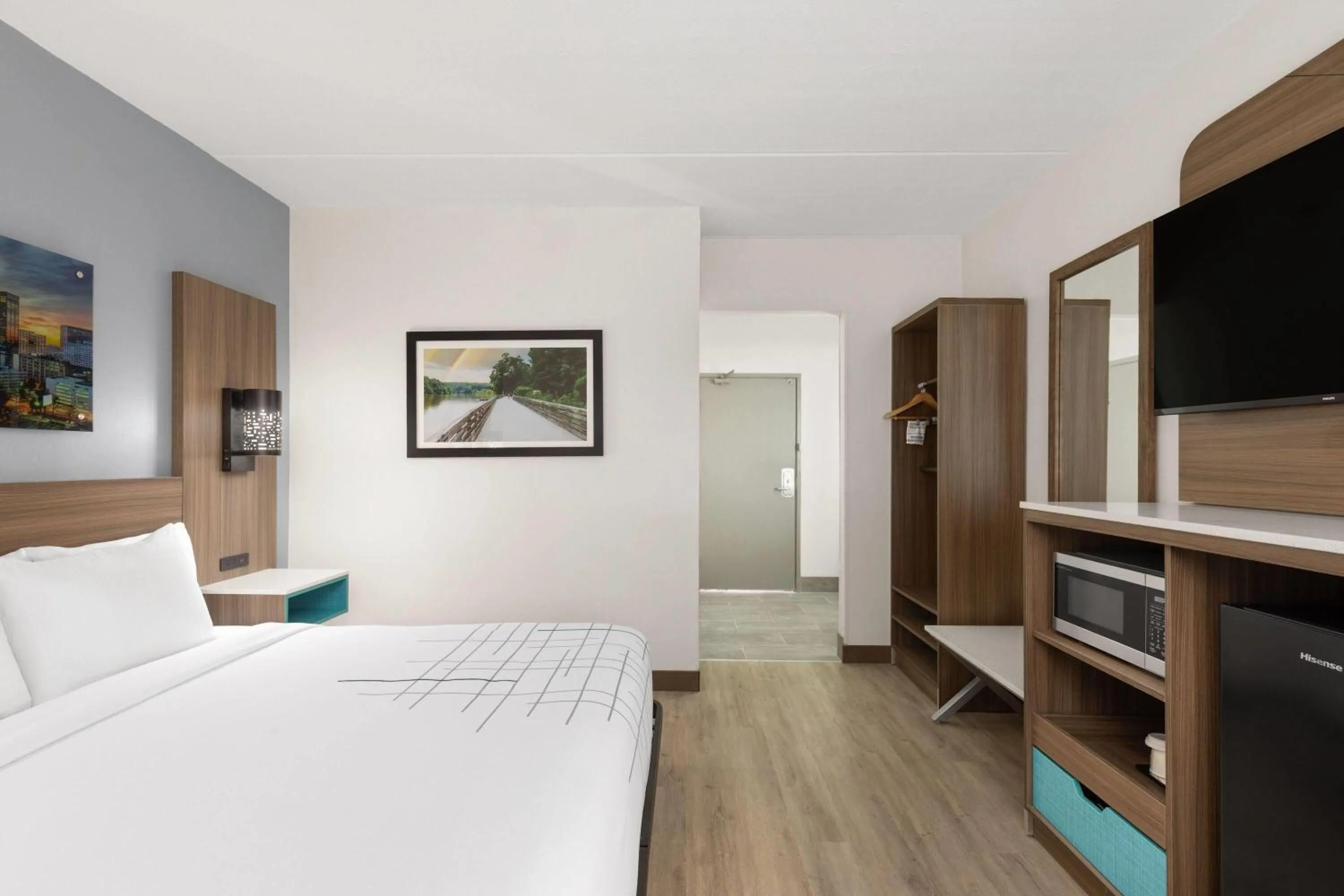 Photo of the whole room, Bed in La Quinta by Wyndham Atlanta Roswell