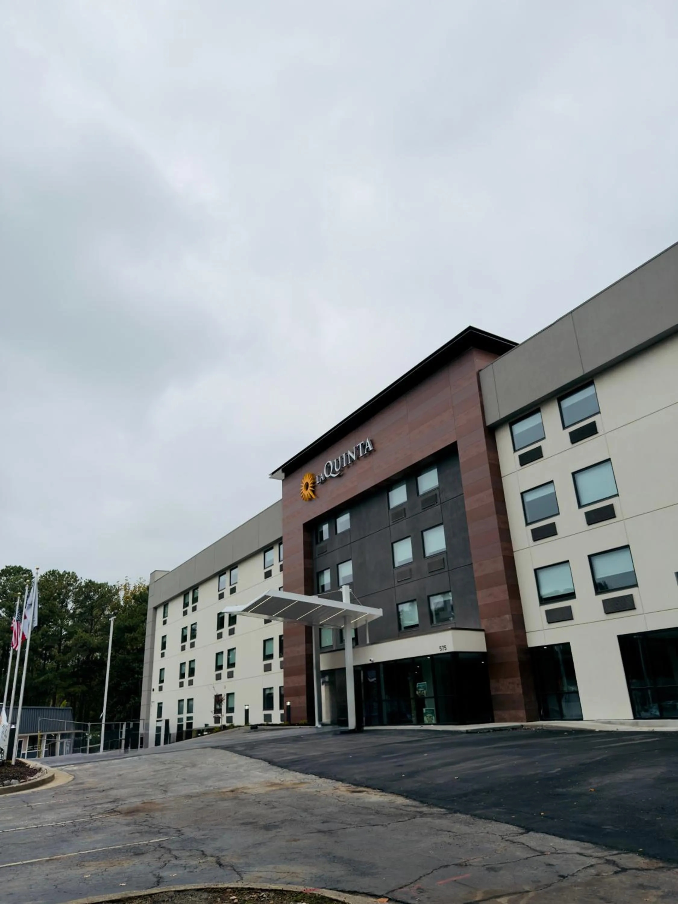 Property building in La Quinta by Wyndham Atlanta Roswell