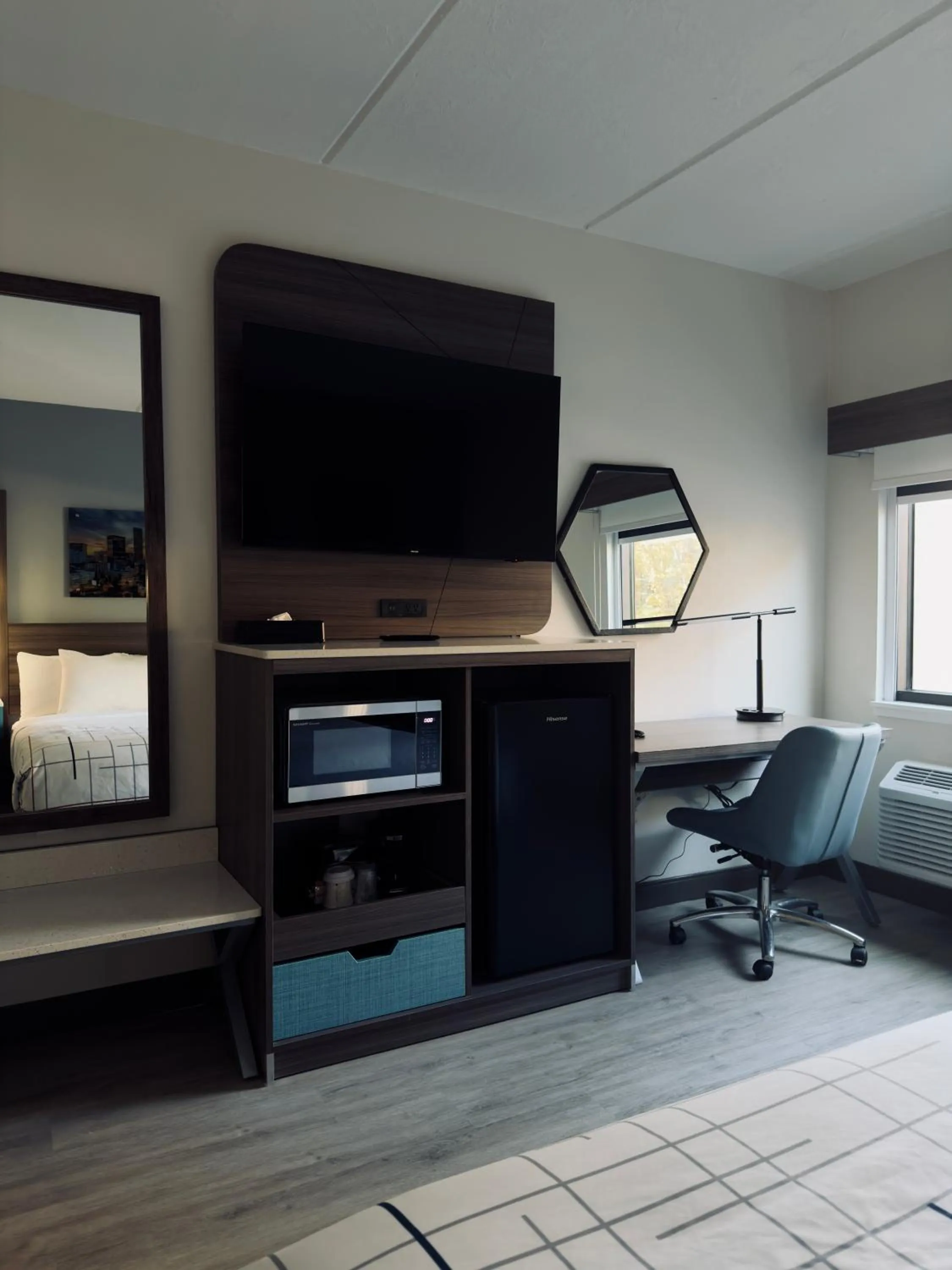 TV and multimedia in La Quinta by Wyndham Atlanta Roswell