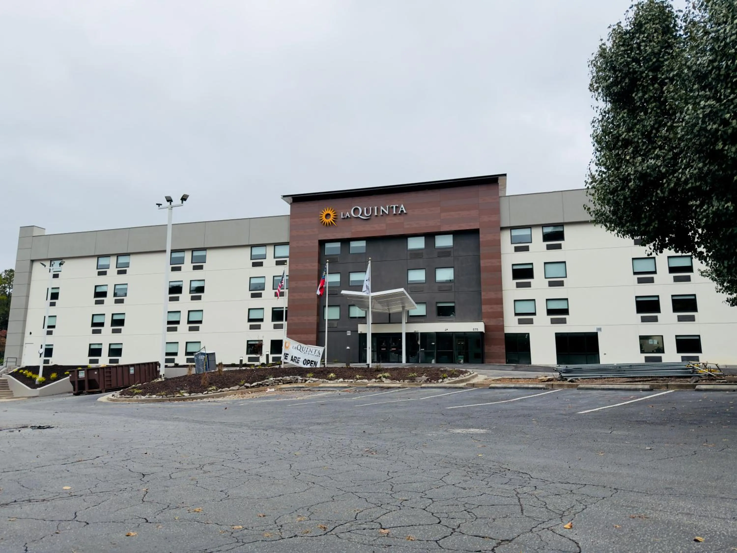 Property building in La Quinta by Wyndham Atlanta Roswell