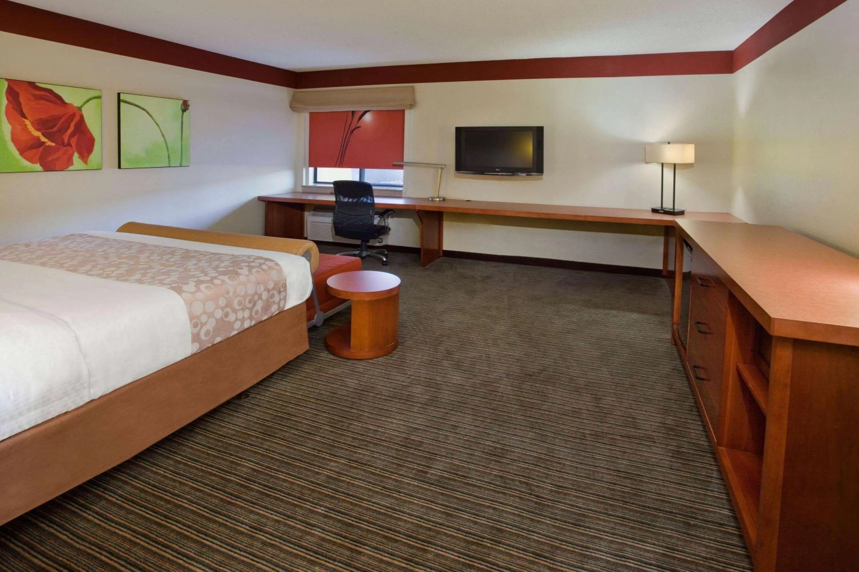Photo of the whole room, Bed in Travelodge by Wyndham Columbus State University