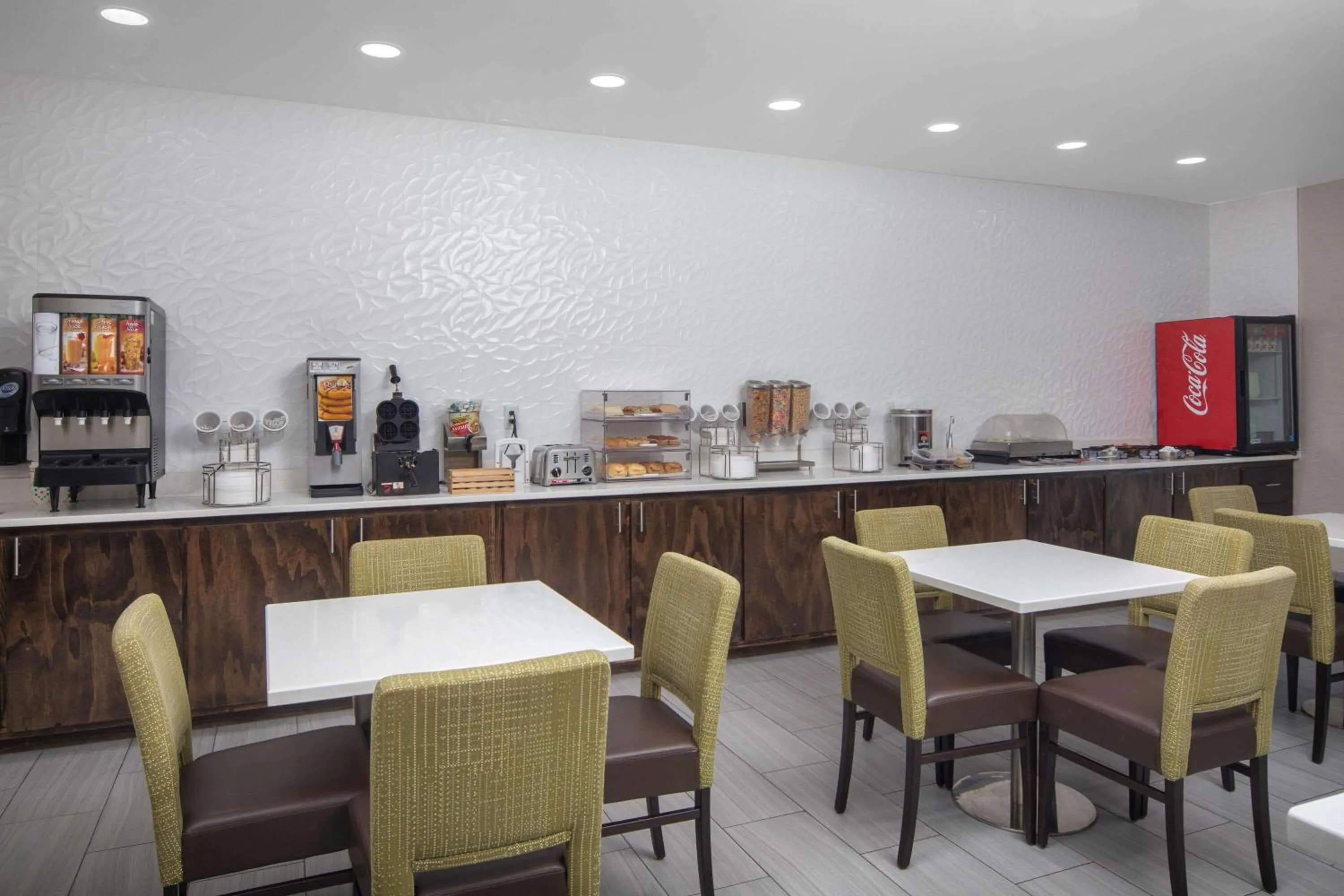Restaurant/places to eat in La Quinta Inn by Wyndham Calhoun South I-75