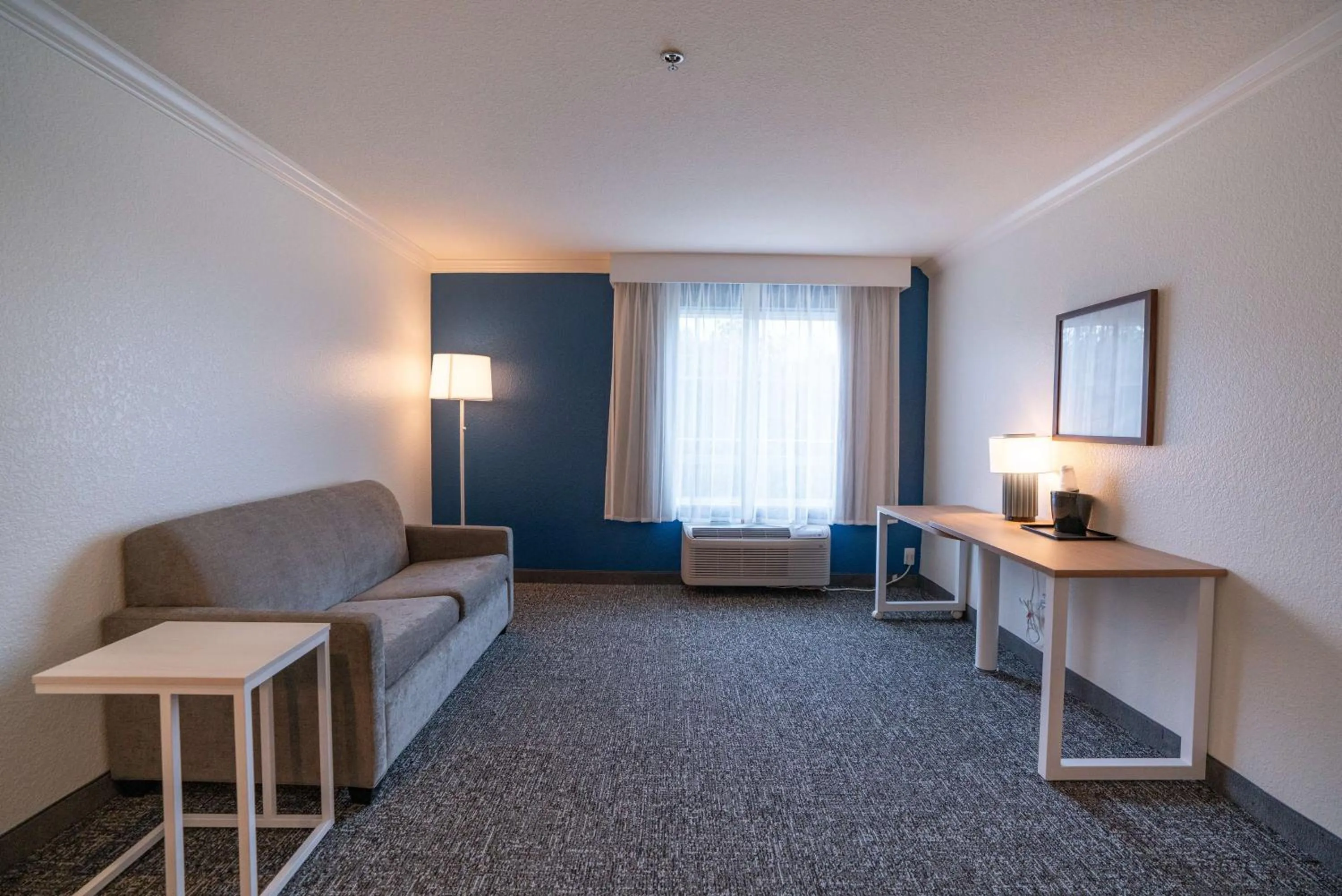 Living room in La Quinta by Wyndham Brandon Jackson Airport E