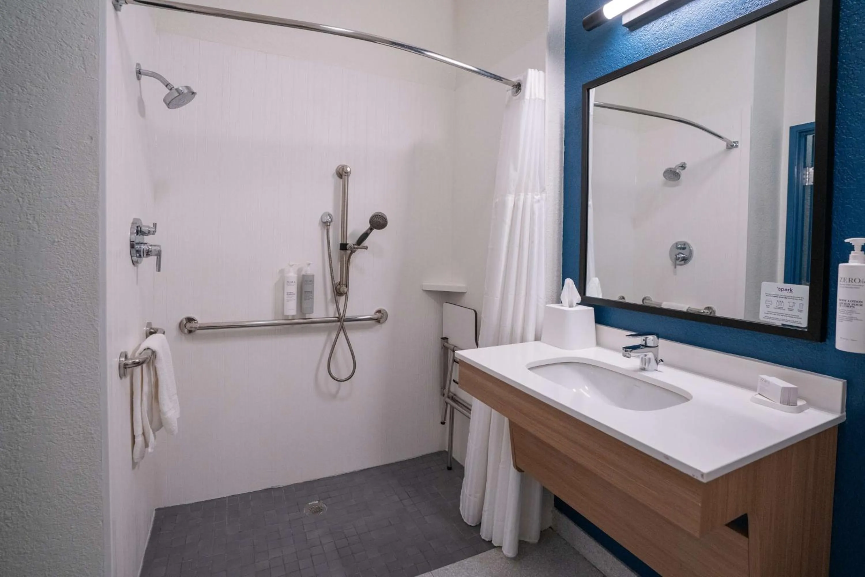 Bathroom in La Quinta by Wyndham Brandon Jackson Airport E