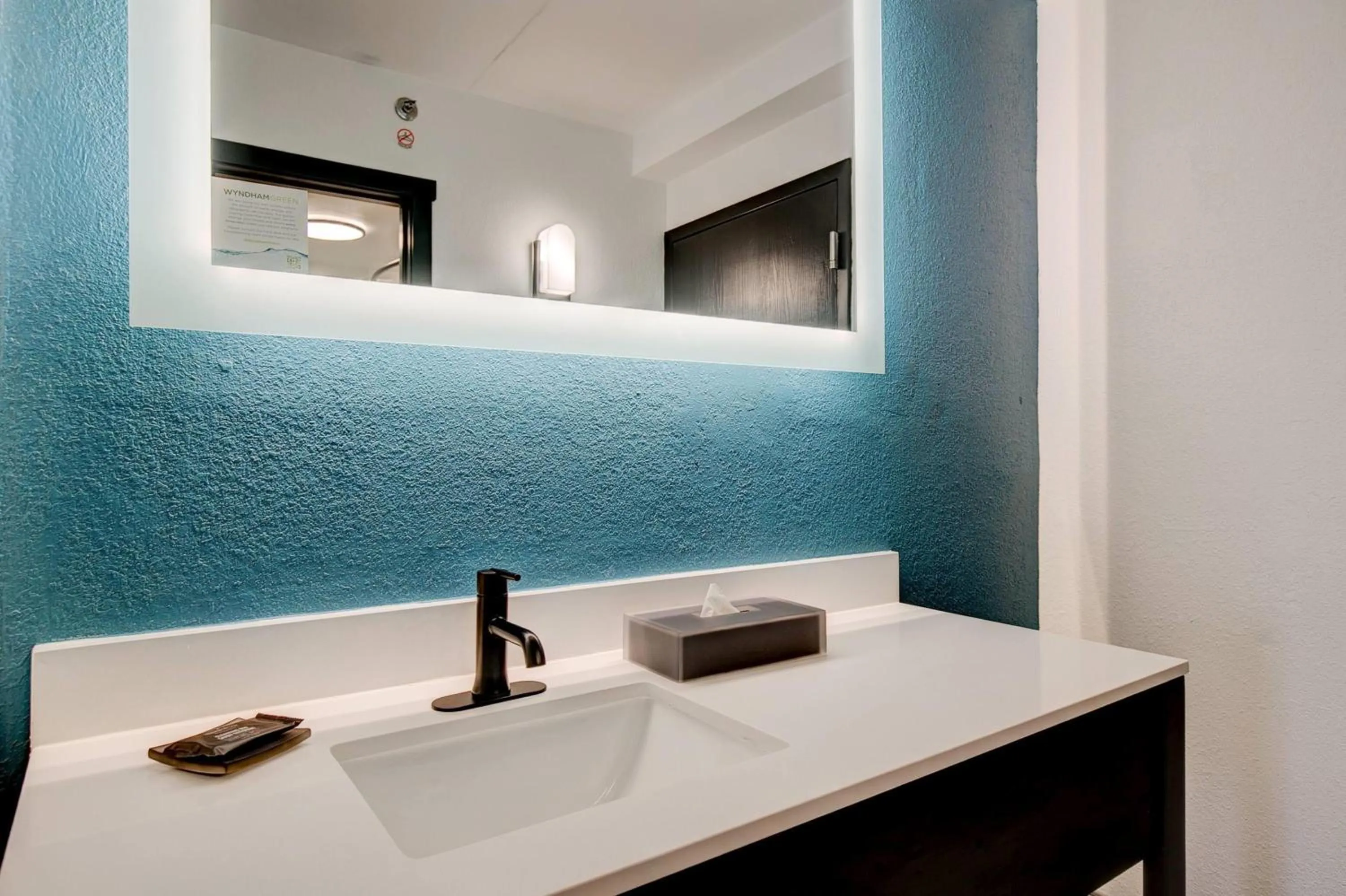 Bathroom in La Quinta Inn by Wyndham Columbia SE Fort Jackson