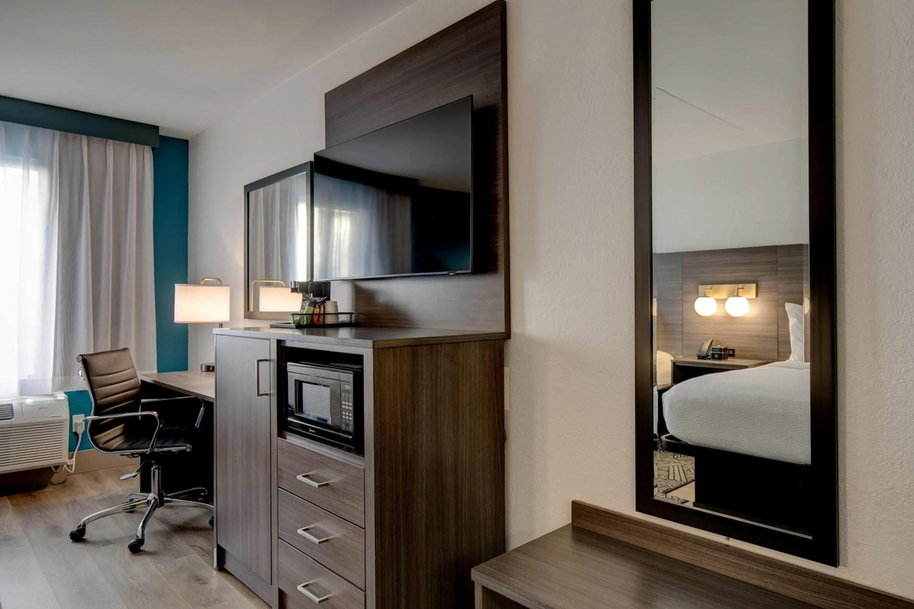 Photo of the whole room, Bed in La Quinta Inn by Wyndham Columbia SE Fort Jackson