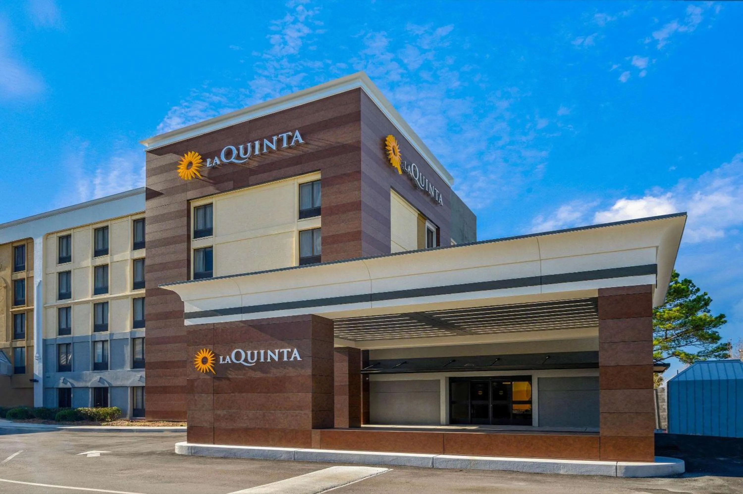 Property building in La Quinta Inn by Wyndham Columbia SE Fort Jackson