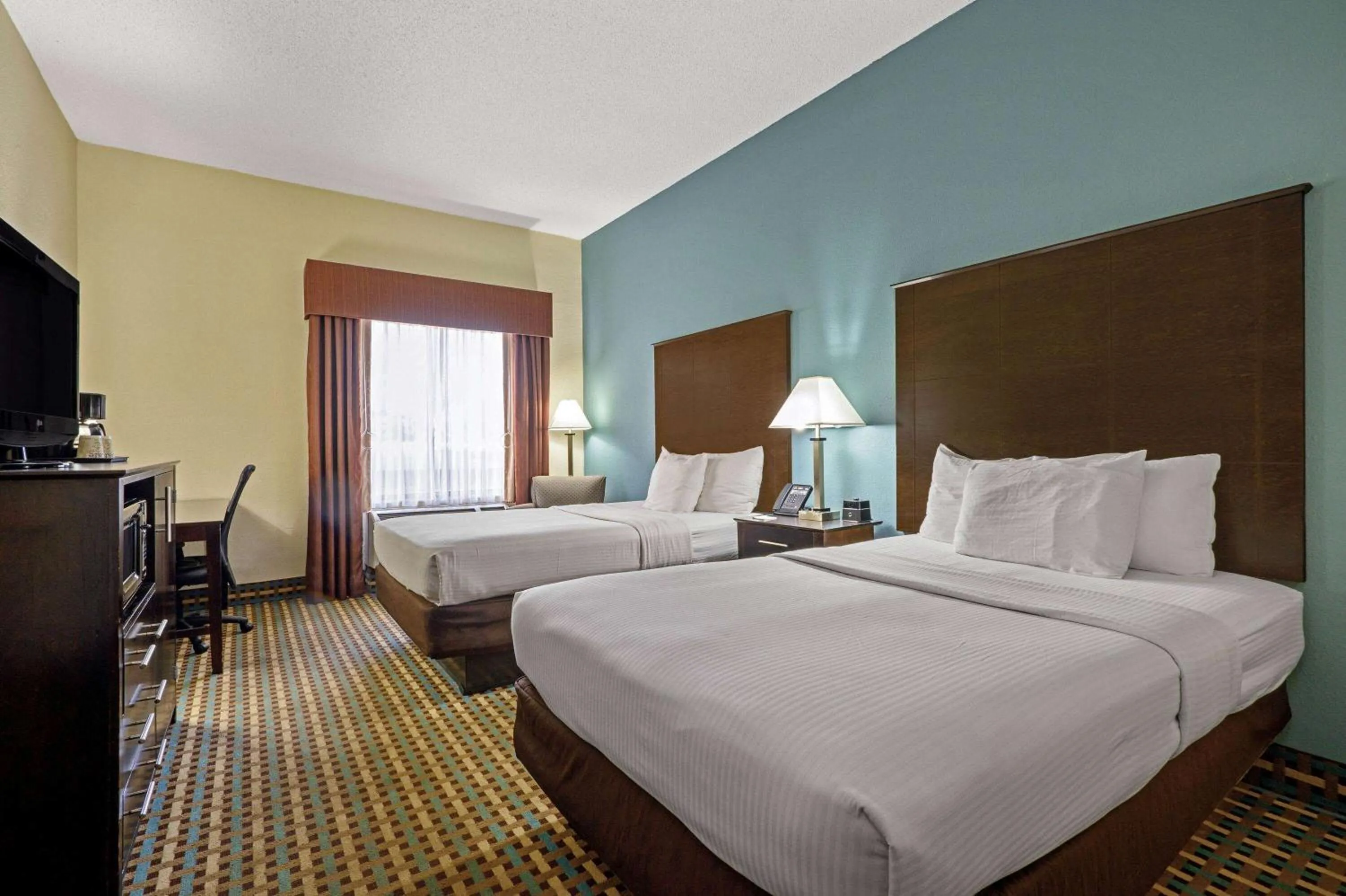 Photo of the whole room, Bed in La Quinta Inn by Wyndham Columbia SE Fort Jackson