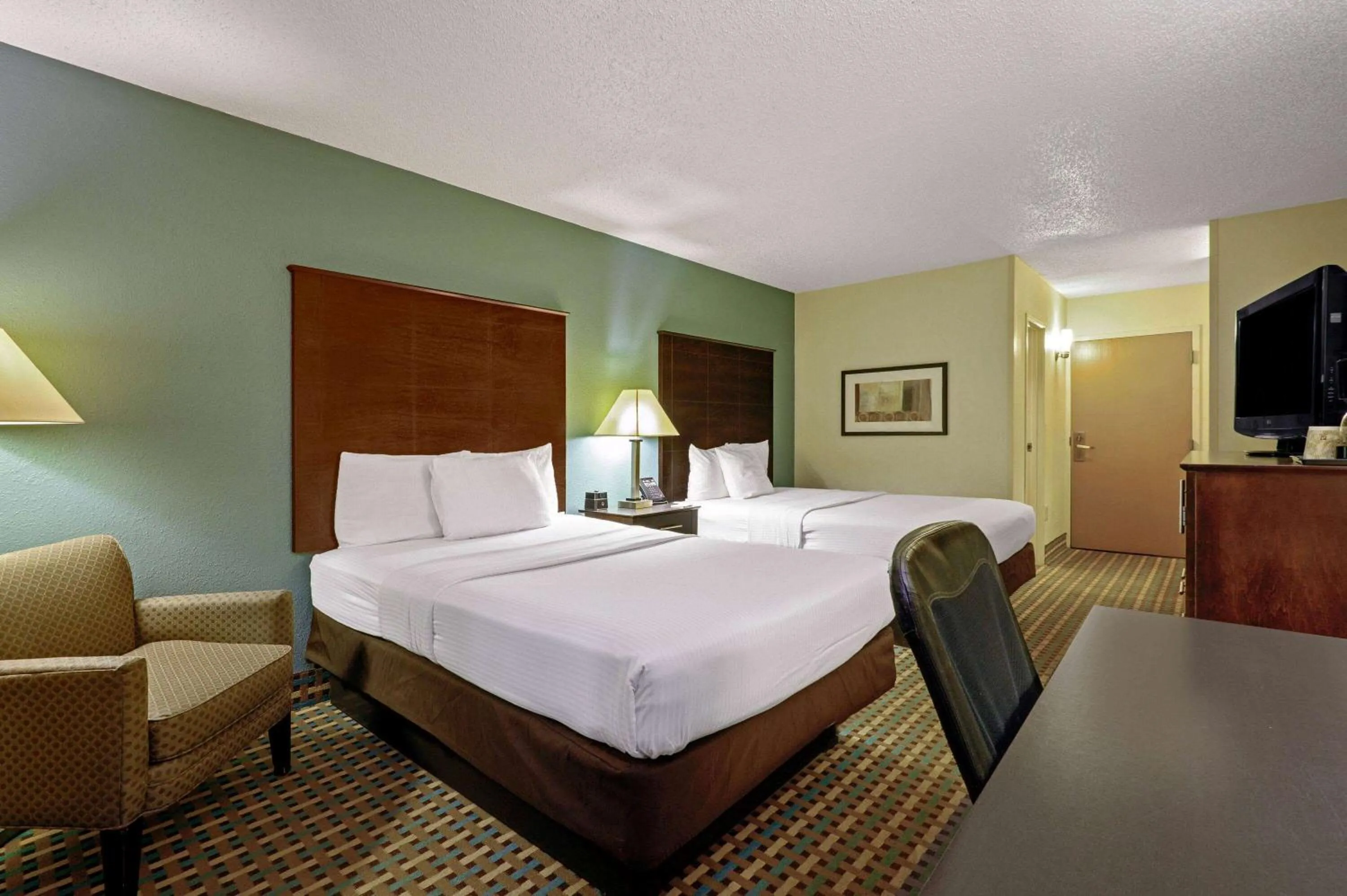 Photo of the whole room, Bed in La Quinta Inn by Wyndham Columbia SE Fort Jackson