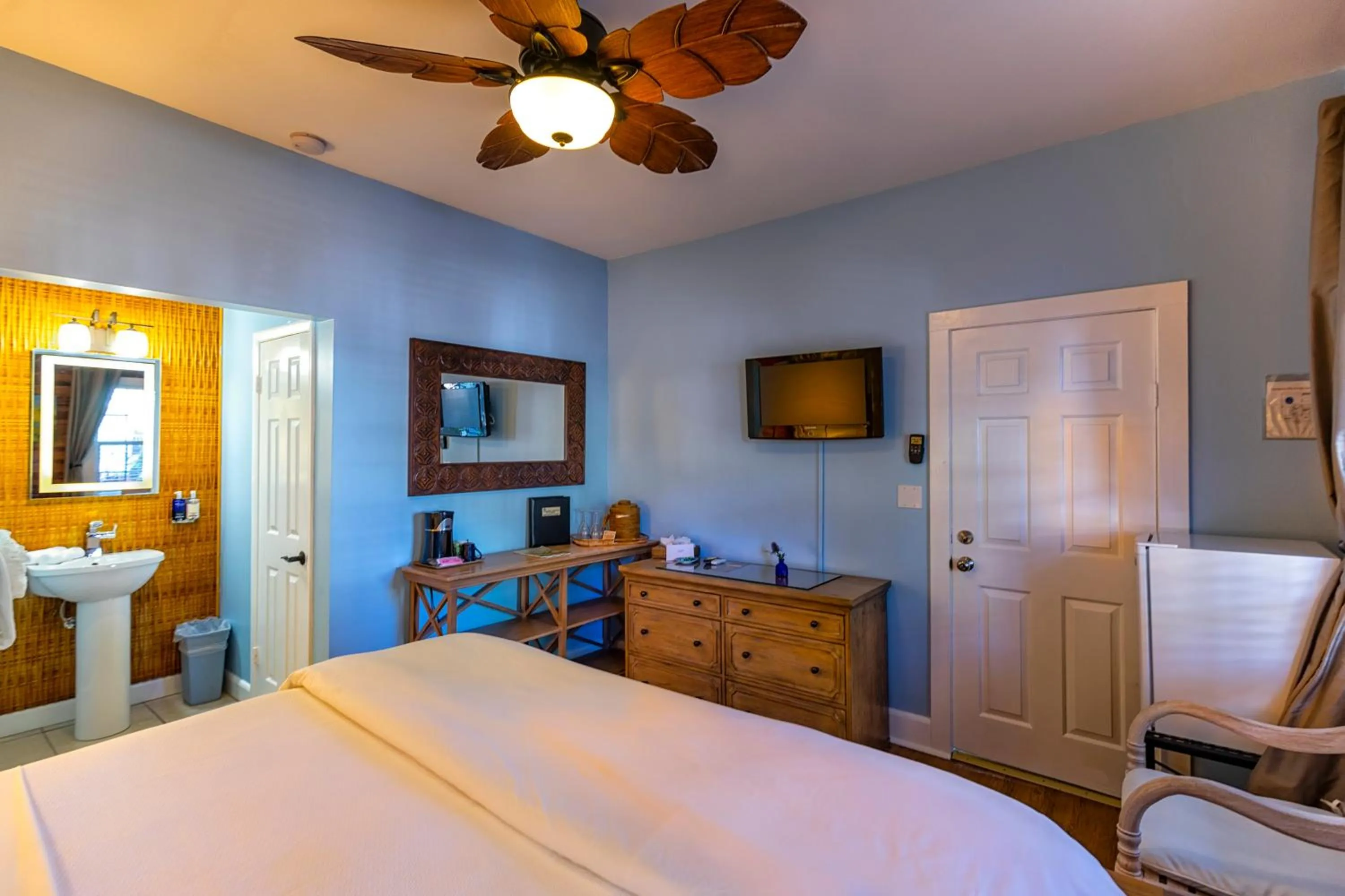 Photo of the whole room, Bed in Seascape Tropical Inn