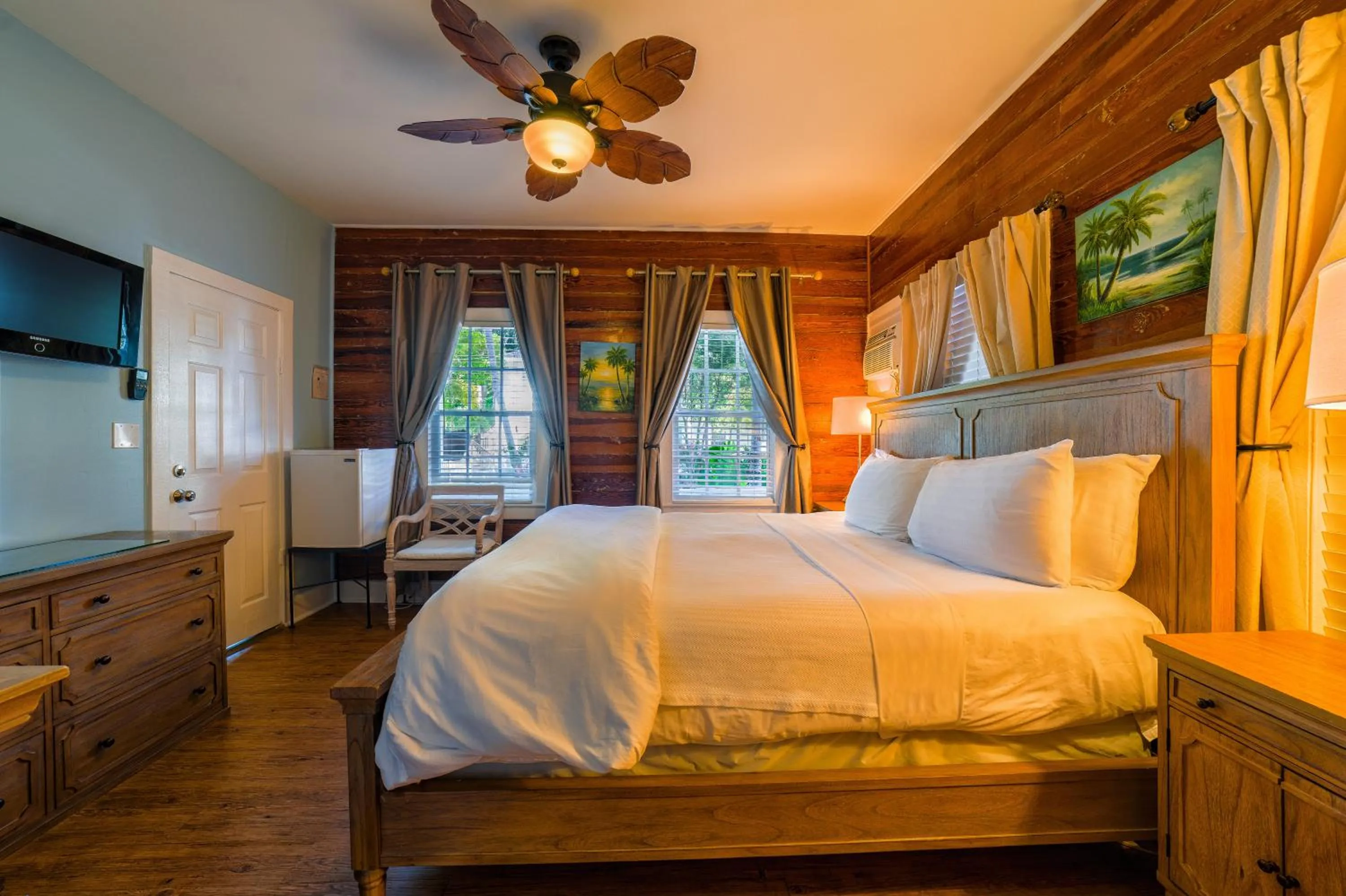 Photo of the whole room, Bed in Seascape Tropical Inn