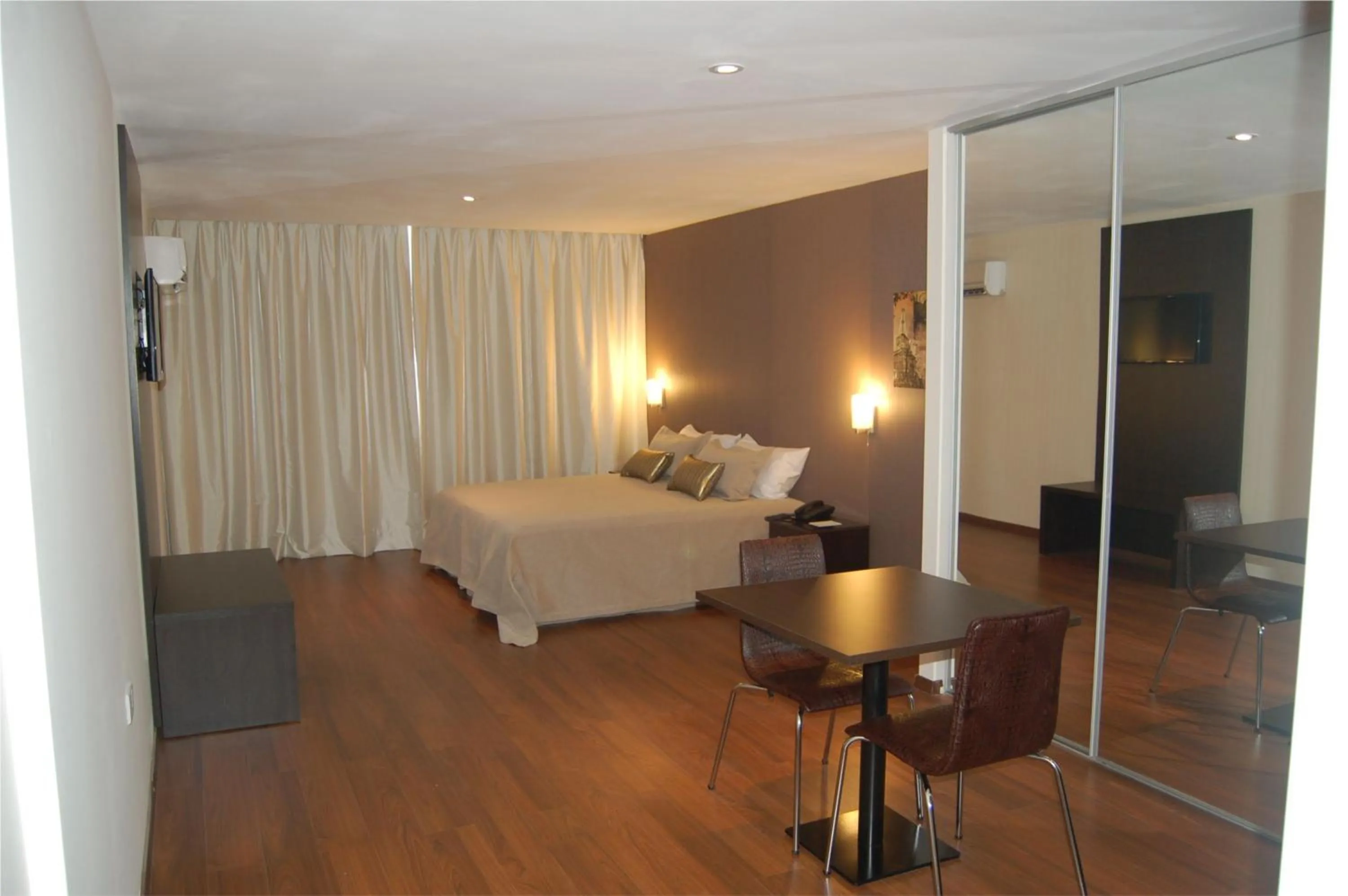 Photo of the whole room, Bed in Hotel de la Cité