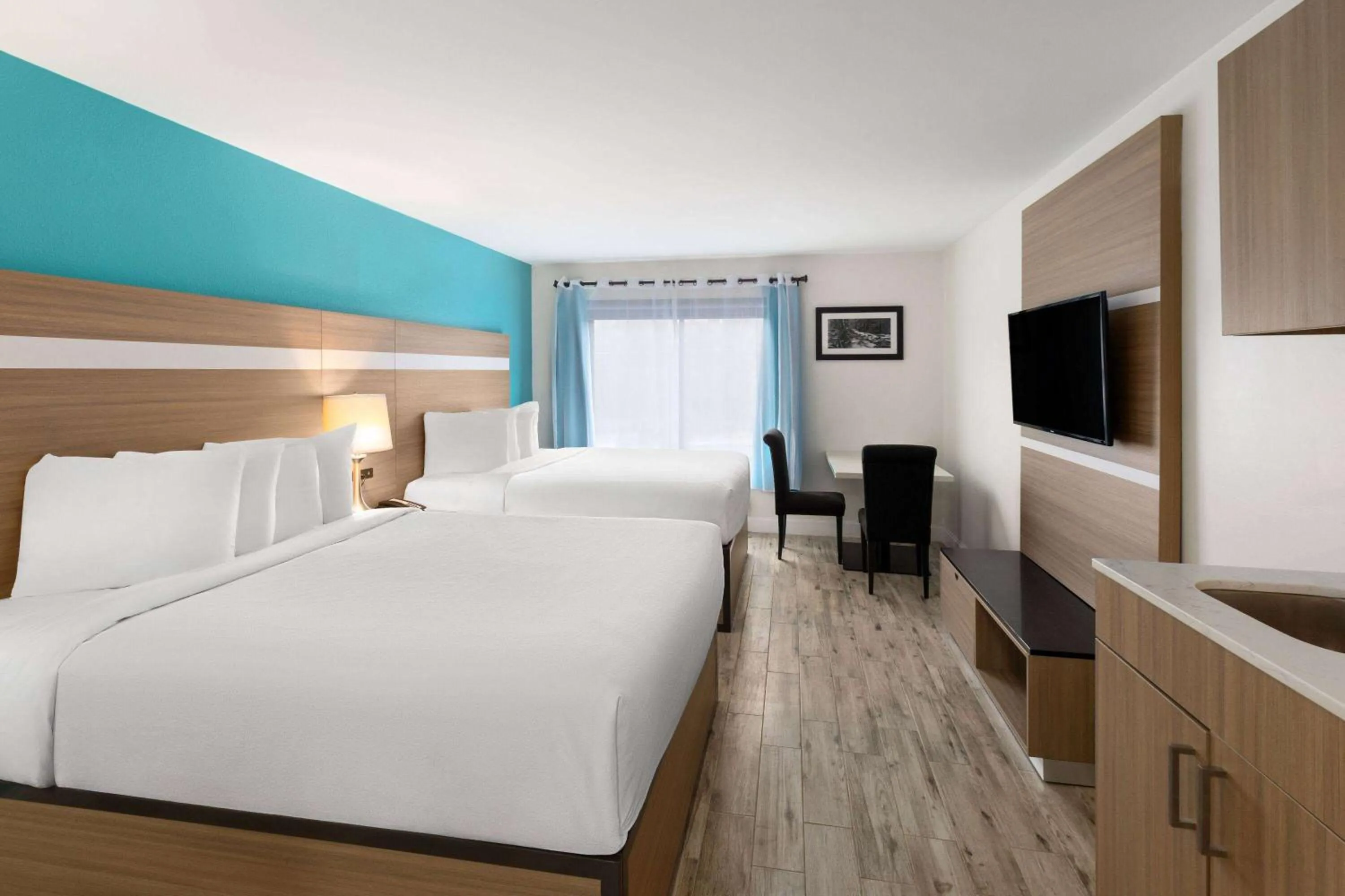 Photo of the whole room, Bed in La Quinta by Wyndham Sevierville / Kodak