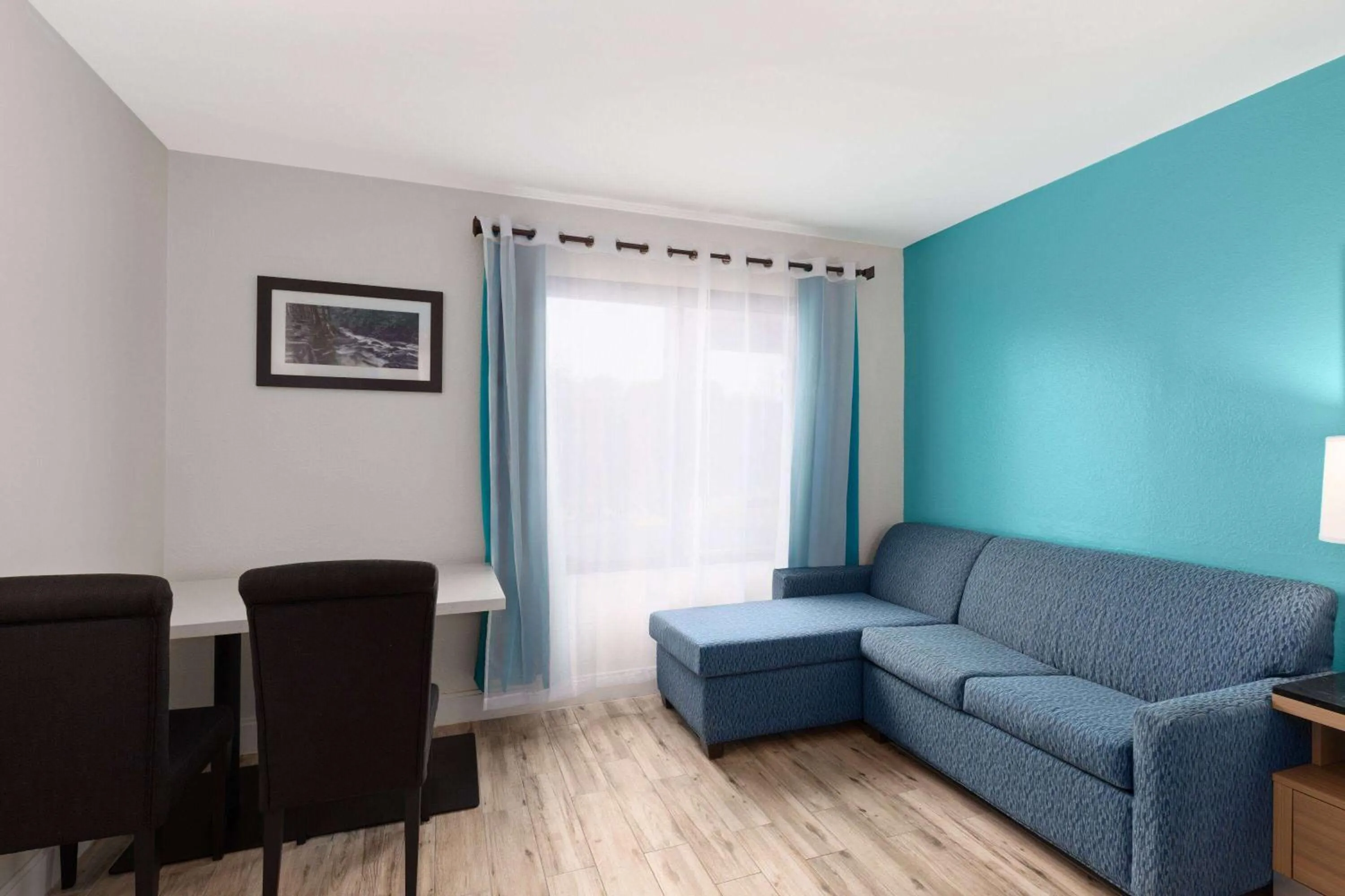 Photo of the whole room in La Quinta by Wyndham Sevierville / Kodak