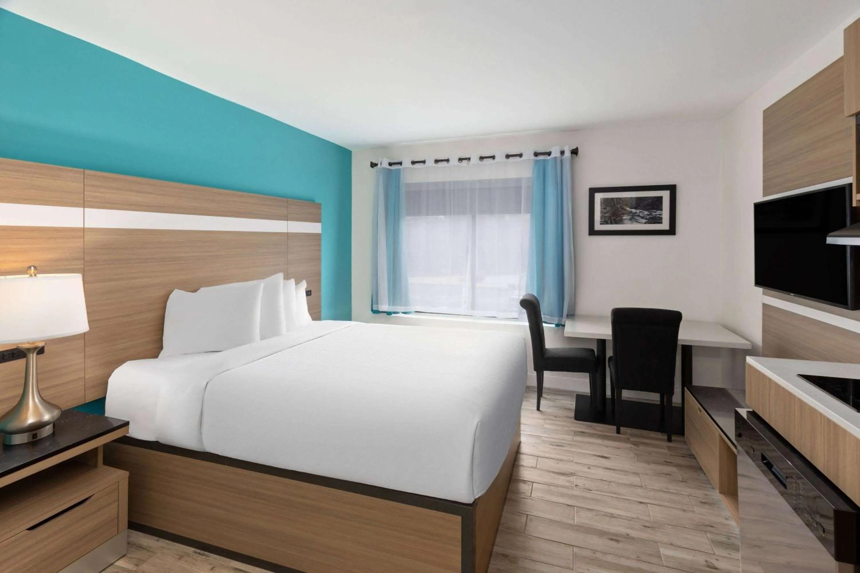 Photo of the whole room, Bed in La Quinta by Wyndham Sevierville / Kodak