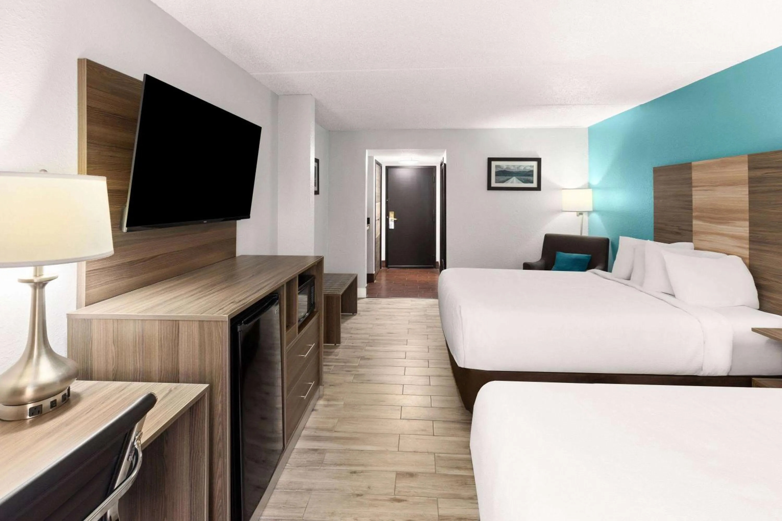 Photo of the whole room, Bed in La Quinta by Wyndham Sevierville / Kodak