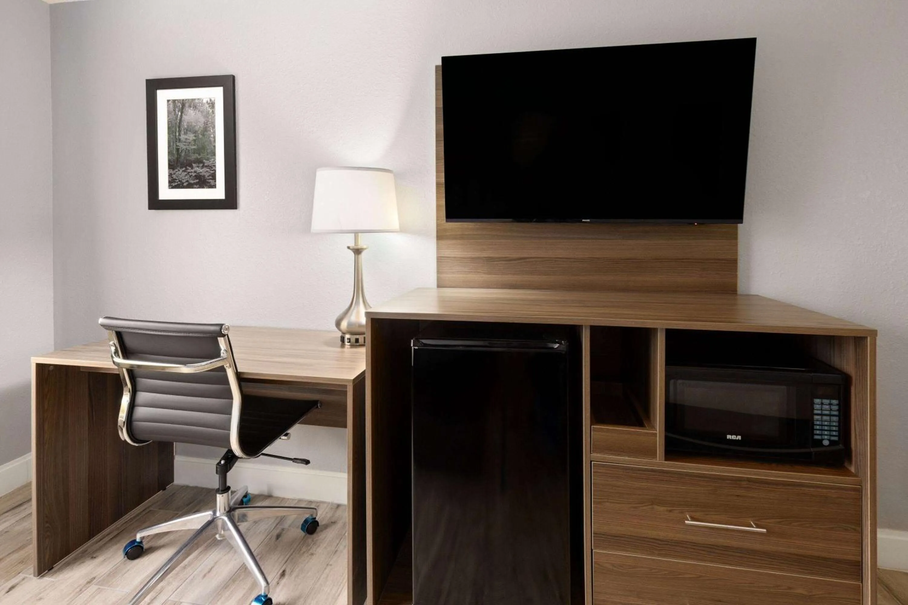 Photo of the whole room in La Quinta by Wyndham Sevierville / Kodak