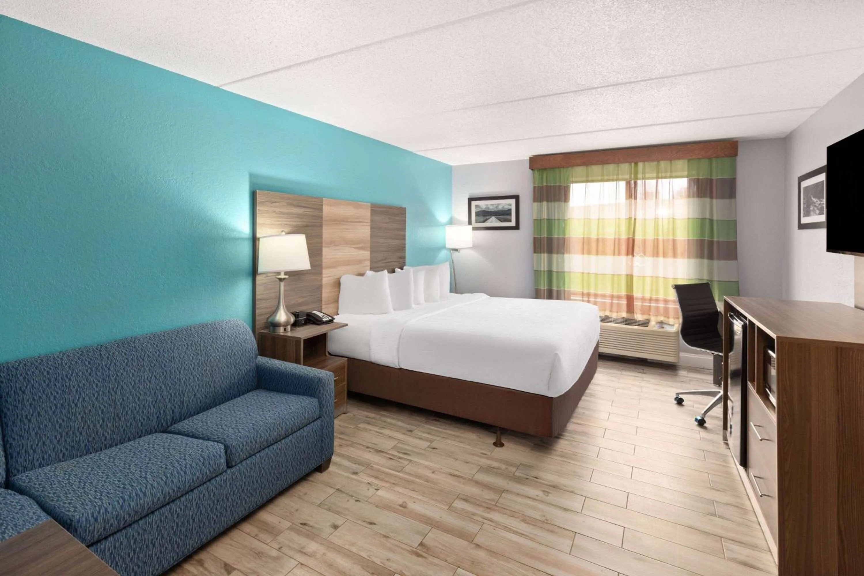 Photo of the whole room, Bed in La Quinta by Wyndham Sevierville / Kodak