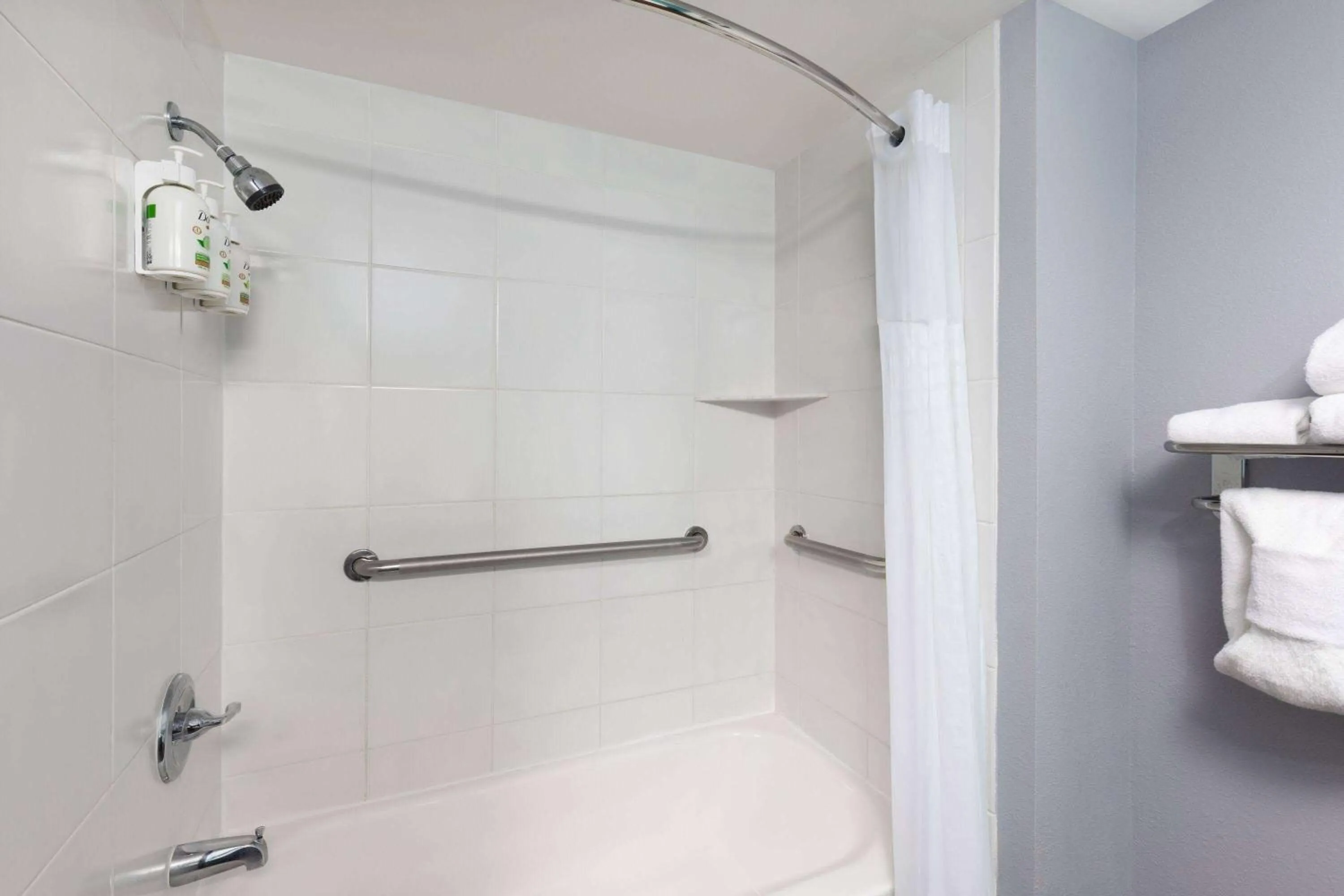 Bathroom in La Quinta by Wyndham Sevierville / Kodak