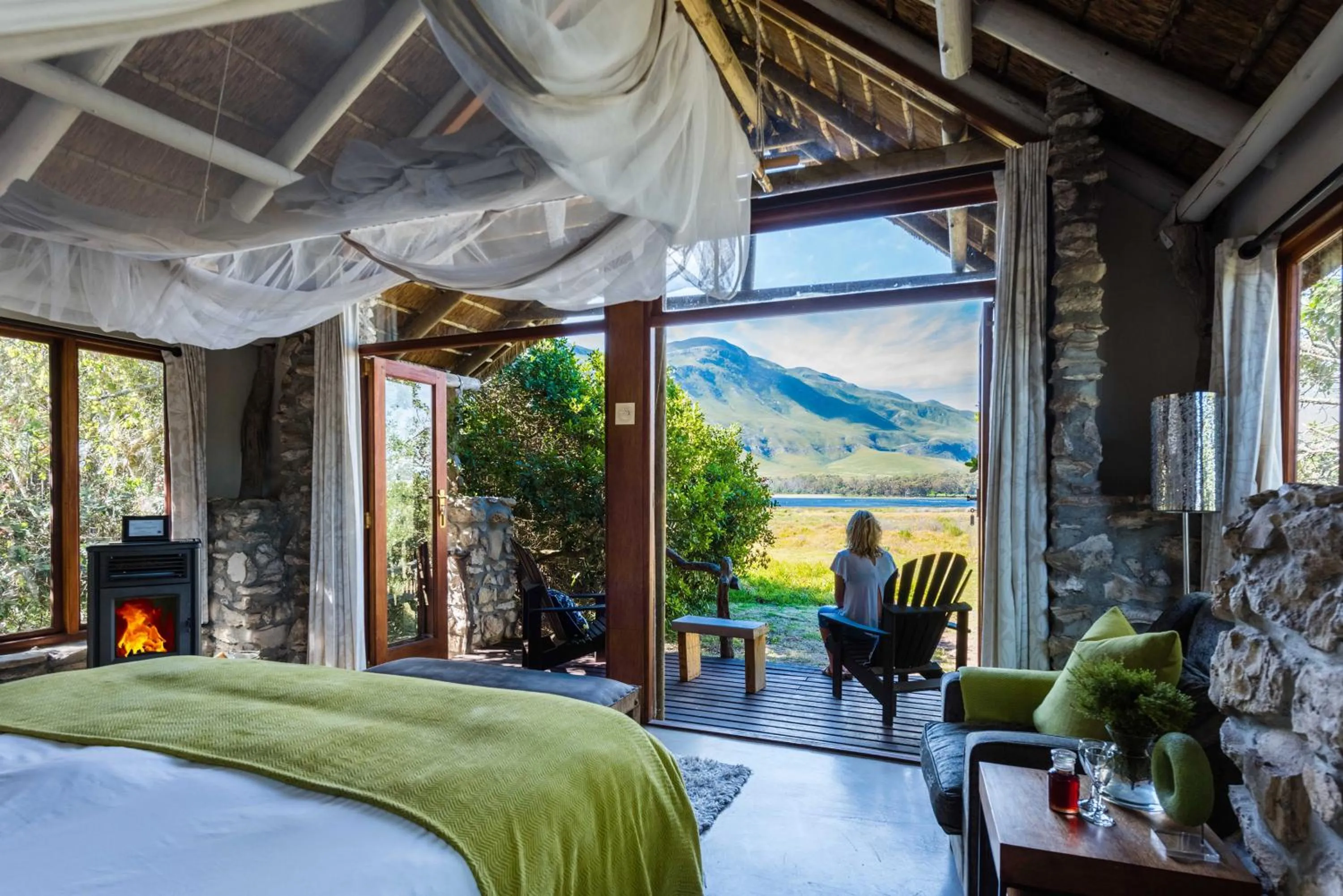 Mountain view, Bed in Mosaic Lagoon Lodge