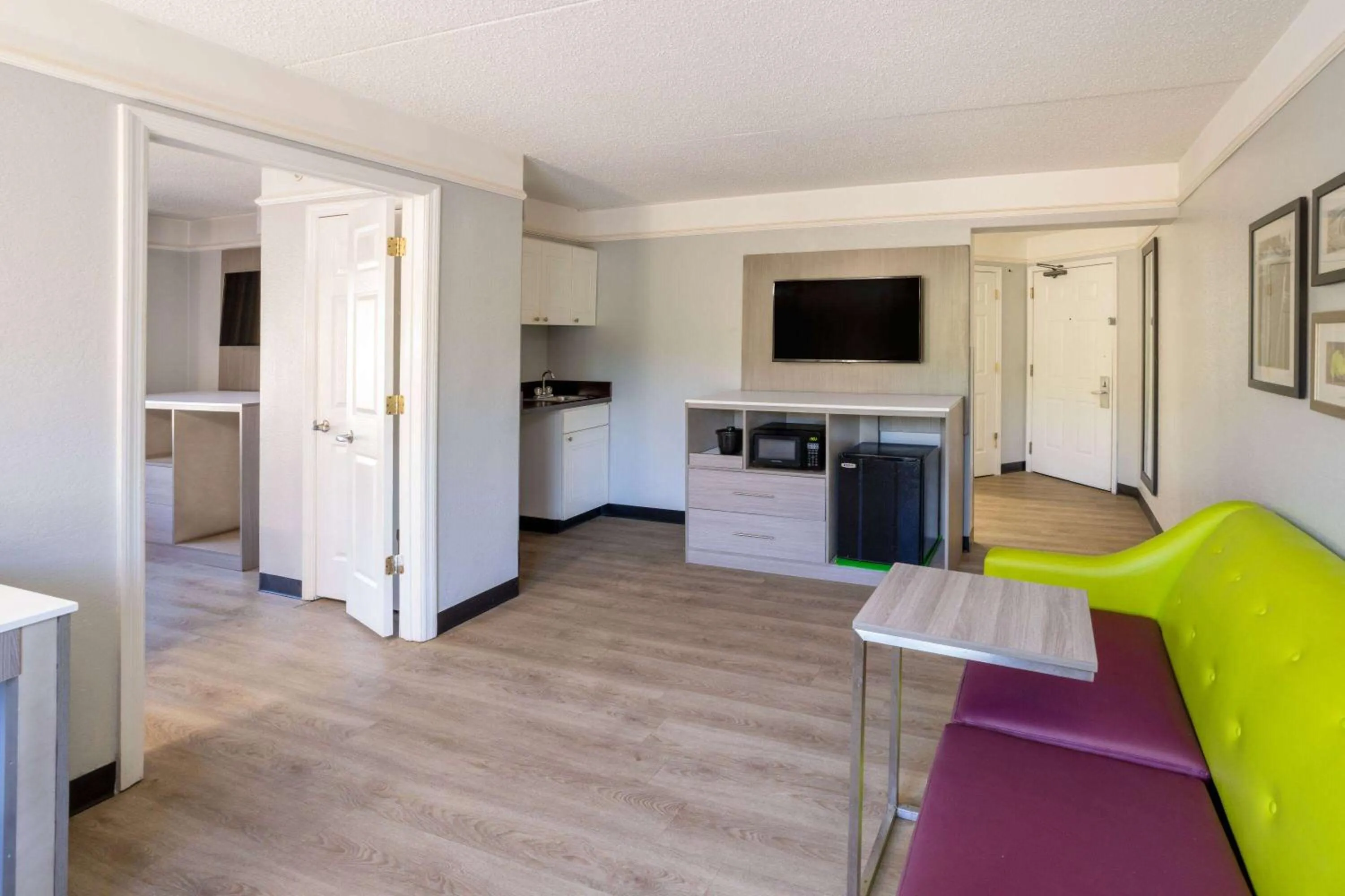 Photo of the whole room in La Quinta by Wyndham Birmingham Hoover