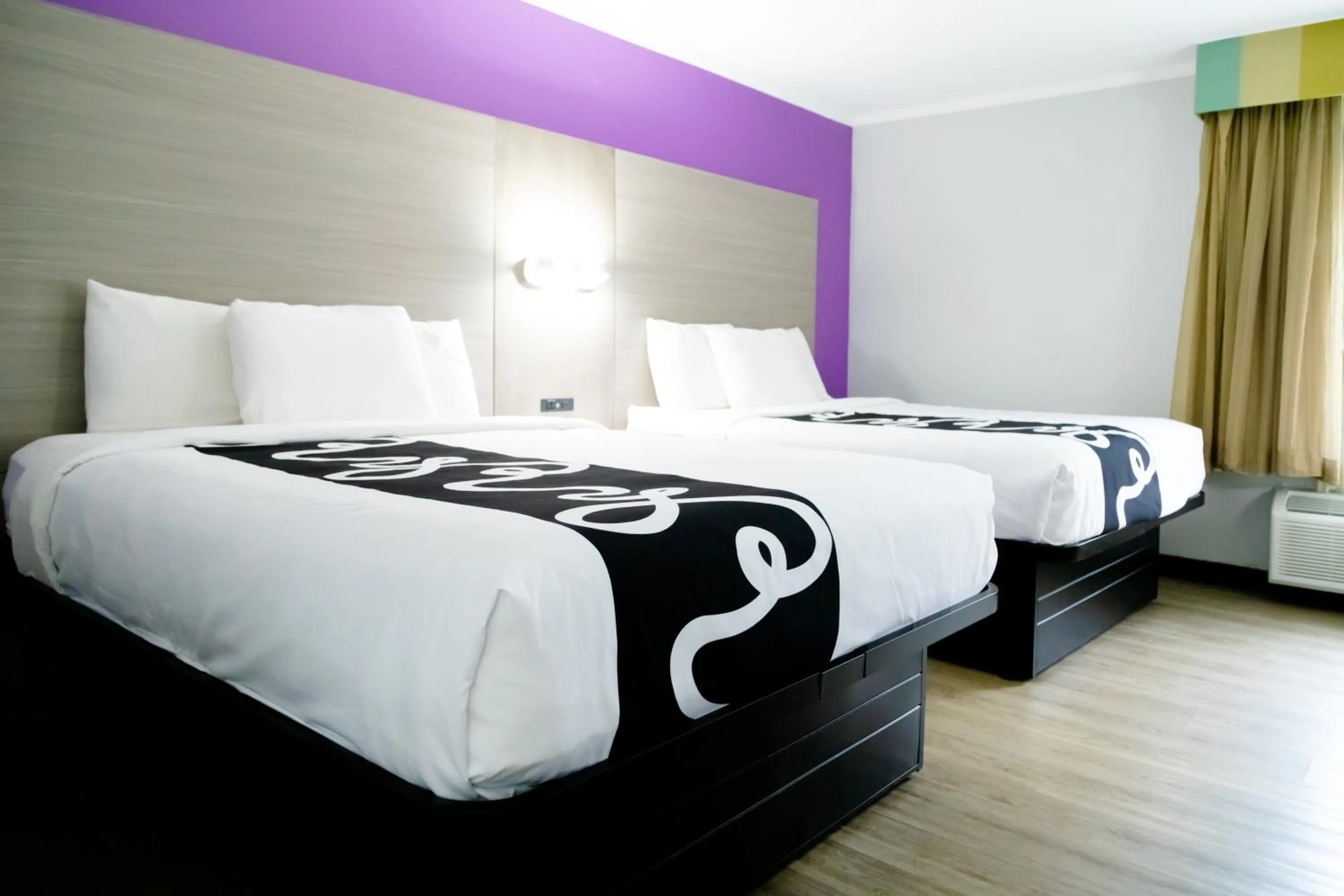 Bedroom, Bed in La Quinta Inn Birmingham - Inverness