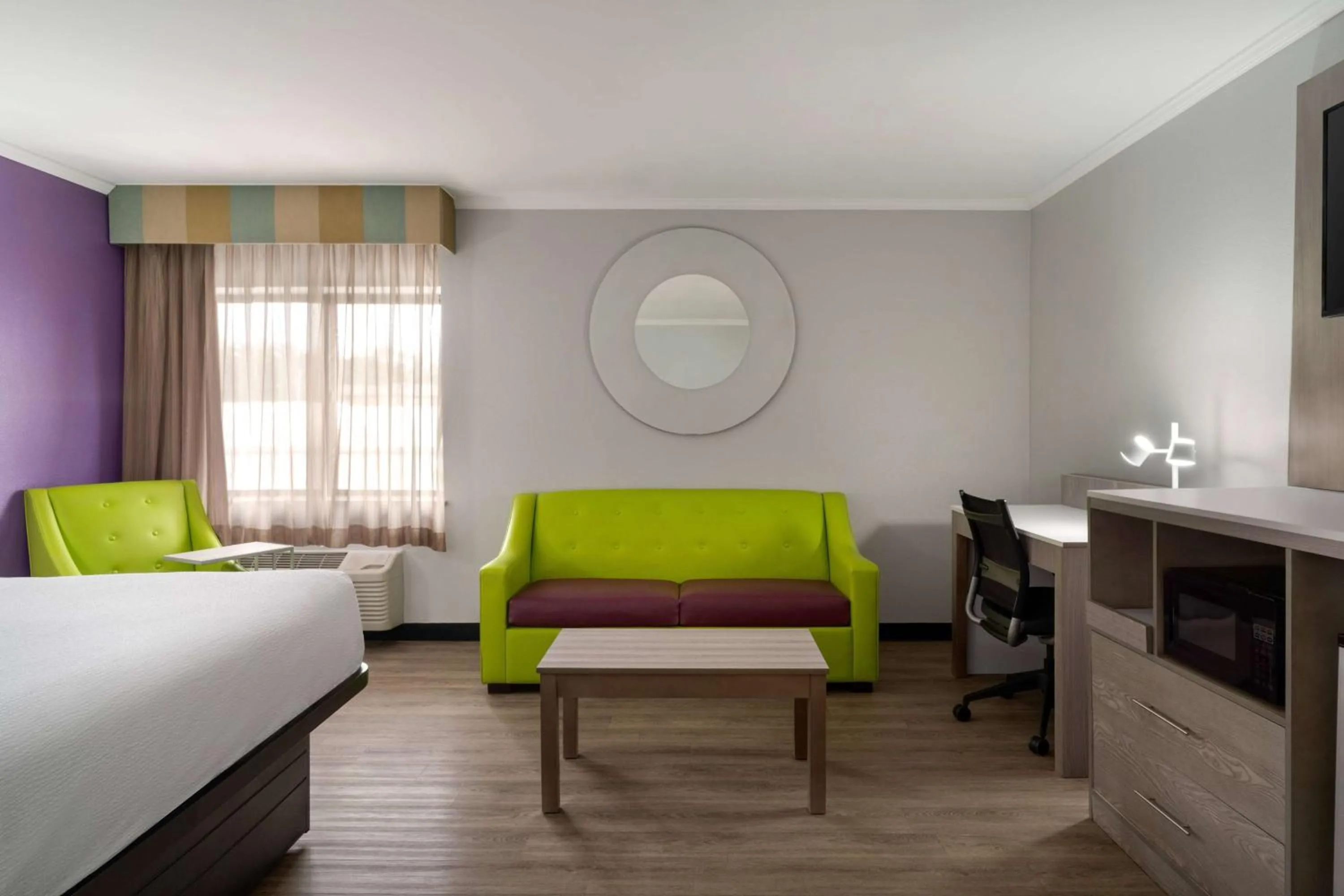 Photo of the whole room, Bed in La Quinta Inn Birmingham - Inverness