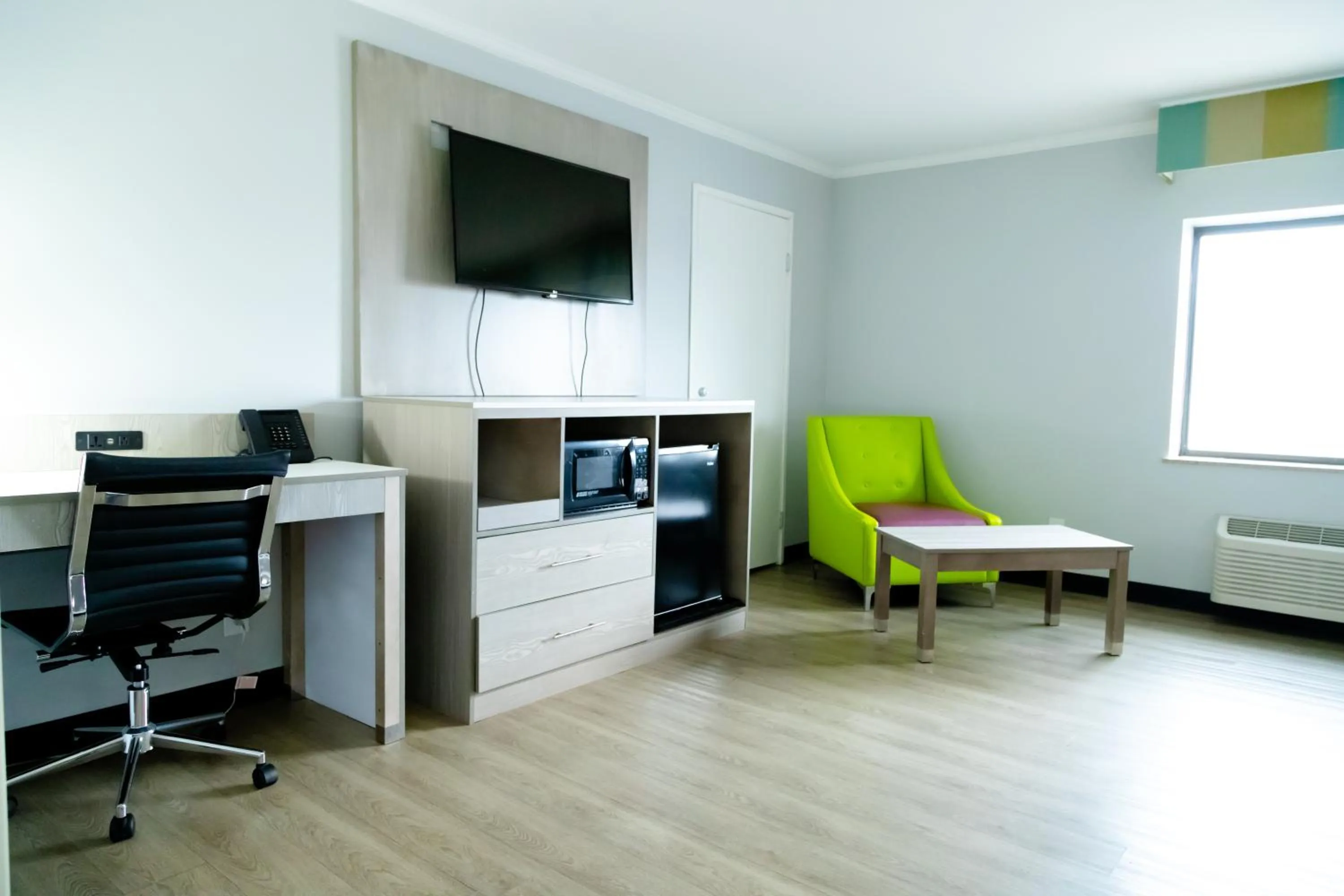 TV and multimedia in La Quinta Inn Birmingham - Inverness