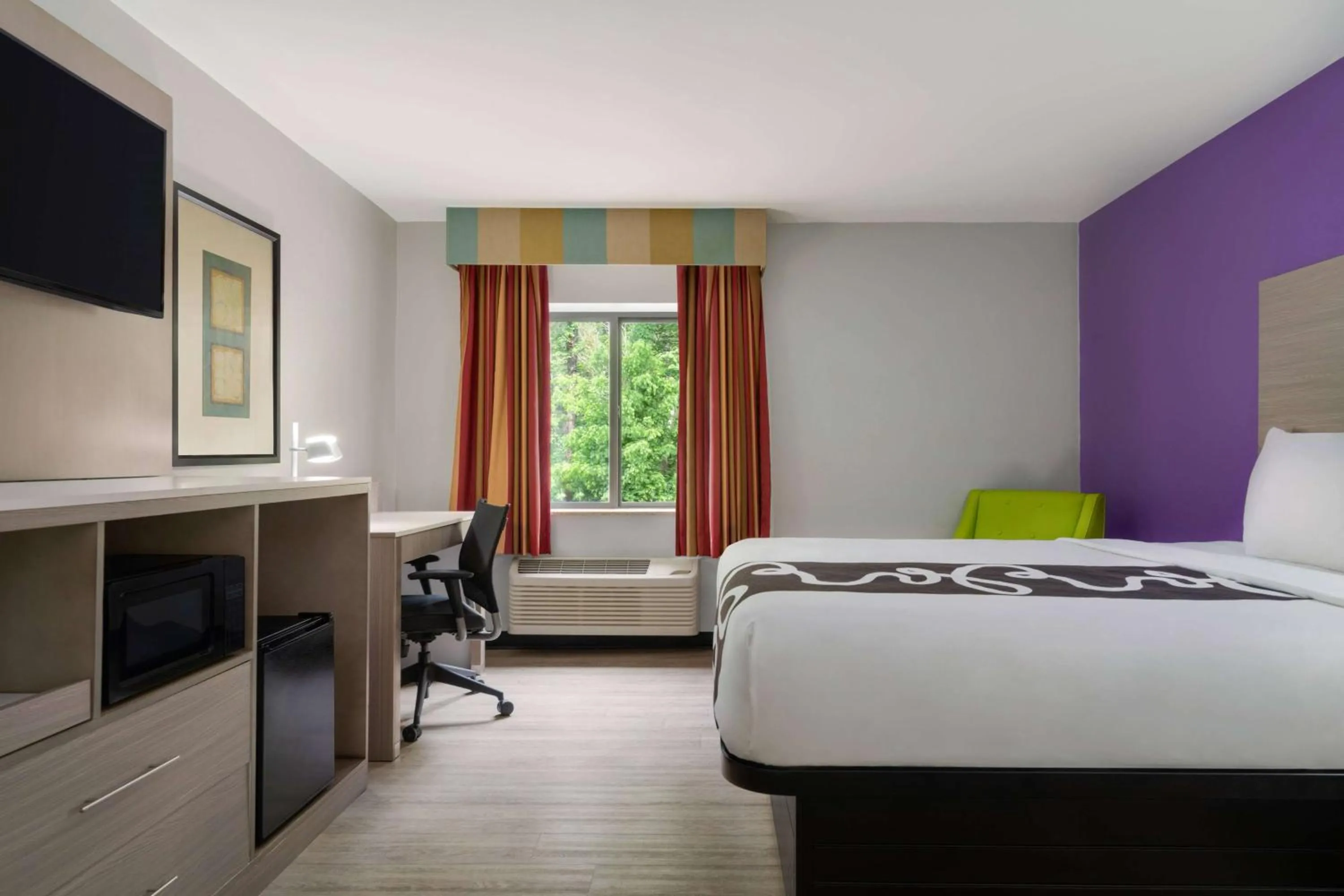 Photo of the whole room, Bed in La Quinta Inn Birmingham - Inverness