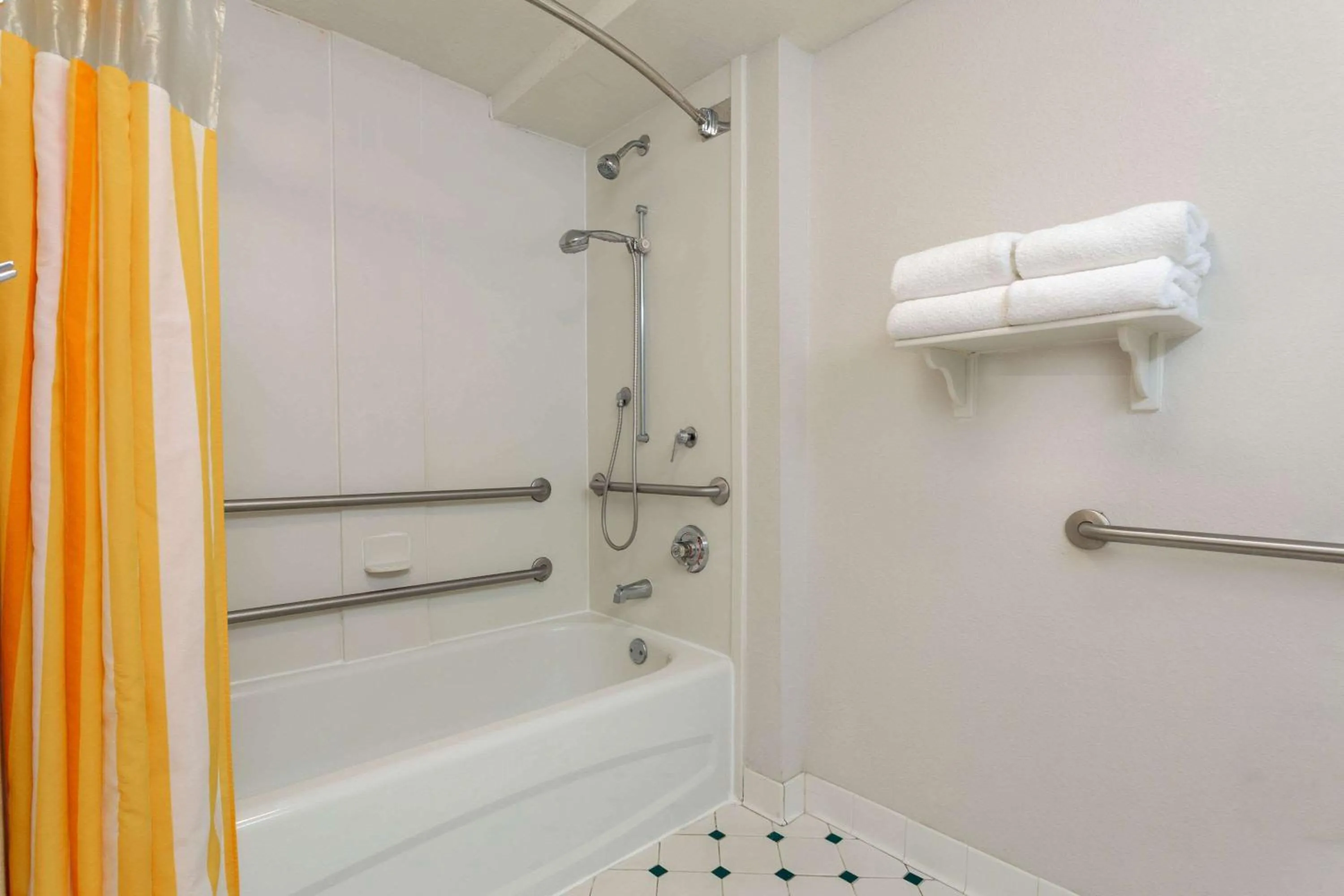 Photo of the whole room in La Quinta by Wyndham Lakeland West