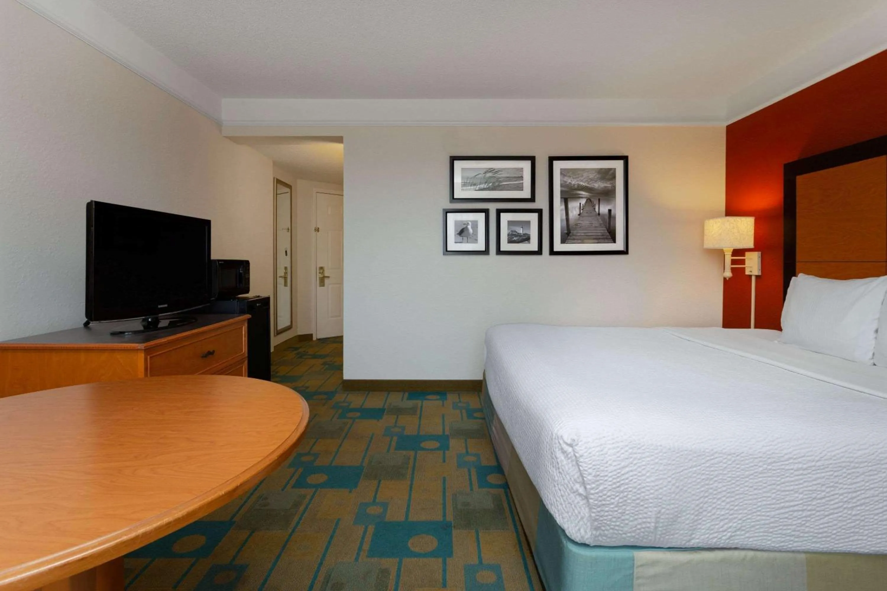 Photo of the whole room, Bed in La Quinta by Wyndham Lakeland West